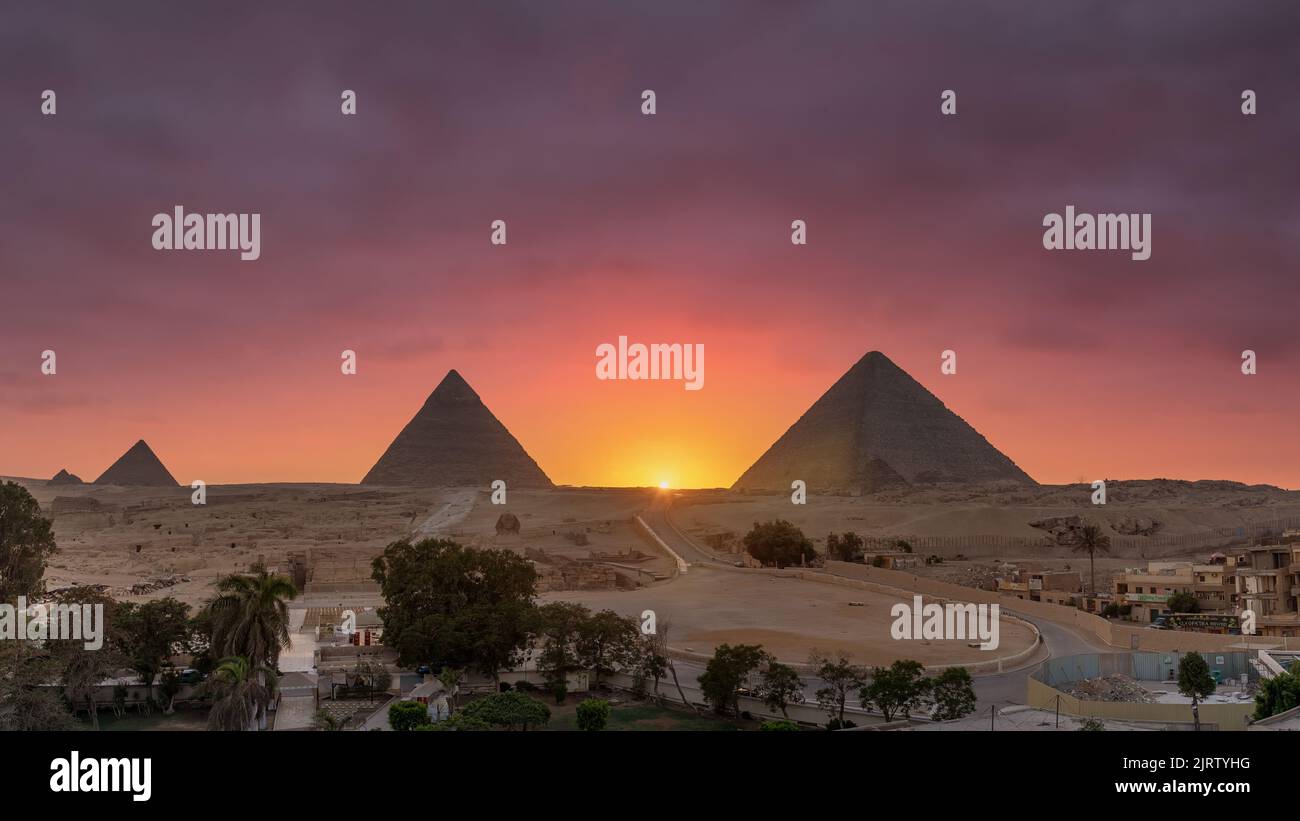 Puesta de sol en las Pirámides de Giza, Egipto. Foto de stock
