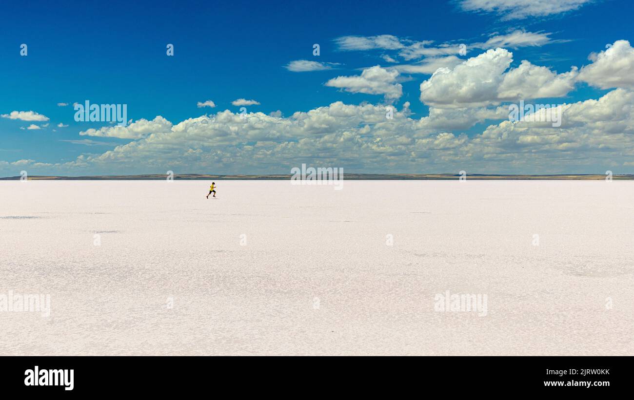 el niño corre en el lago salado tuz golu en turquía Foto de stock