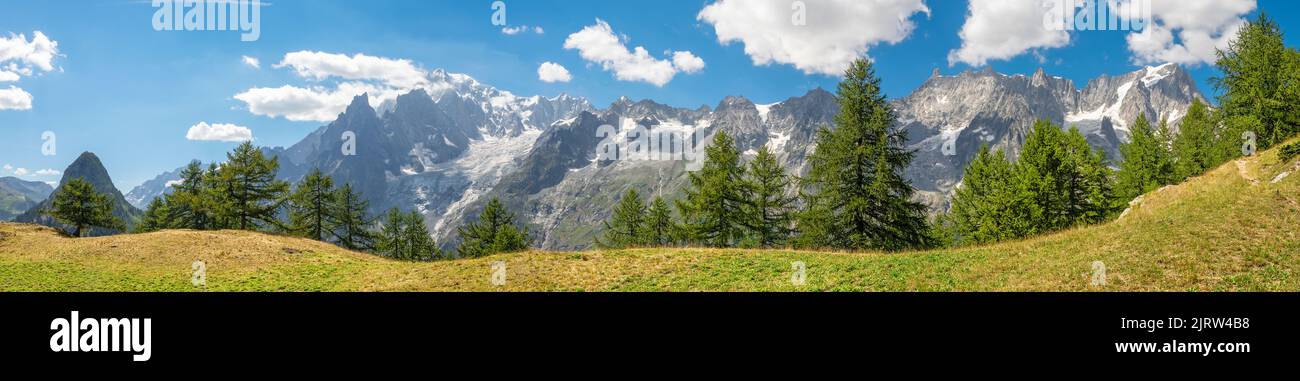 El panorama del Mont Blanc y el macizo de Grand Jorasses del valle de Val Ferret en Italia. Foto de stock
