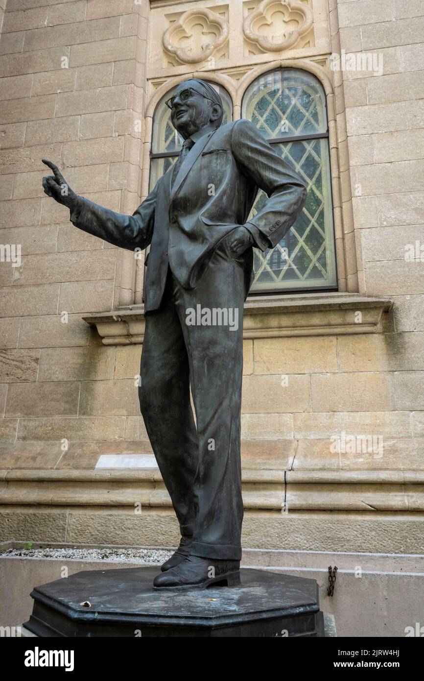 La estatua del Dr. Norman Vincent Peale se encuentra frente a la Marble Collegiate Church de la Quinta Avenida en la ciudad de Nueva York, EE.UU. 2022 Foto de stock