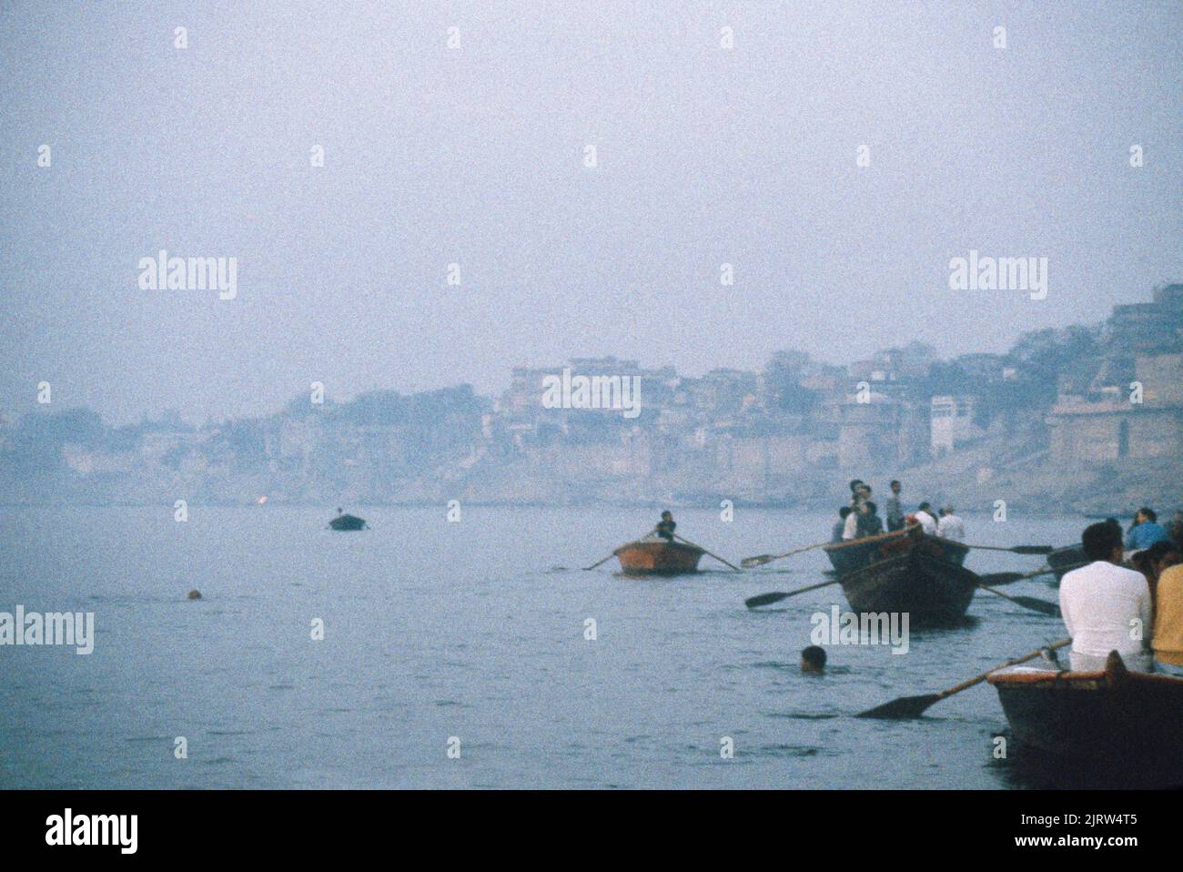 Varanasi India Boatmen en el Ganges (Banares) al amanecer Foto de stock