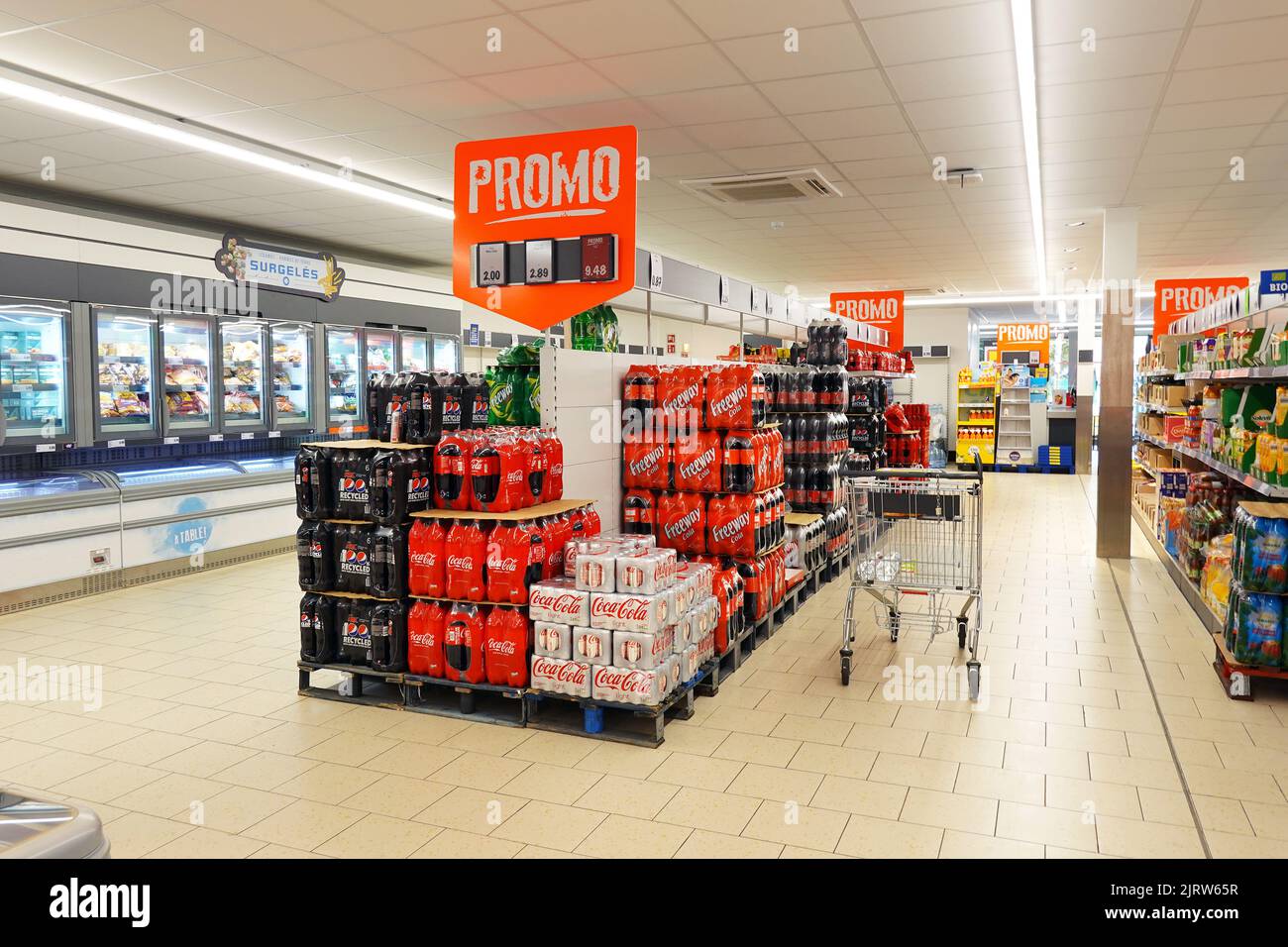 Interior de un supermercado Lidl Foto de stock