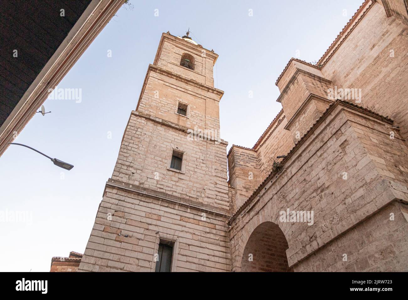 Ciudad Real, España. Campanario de la Catedral de Nuestra Señora del Prado, templo gótico Foto de stock