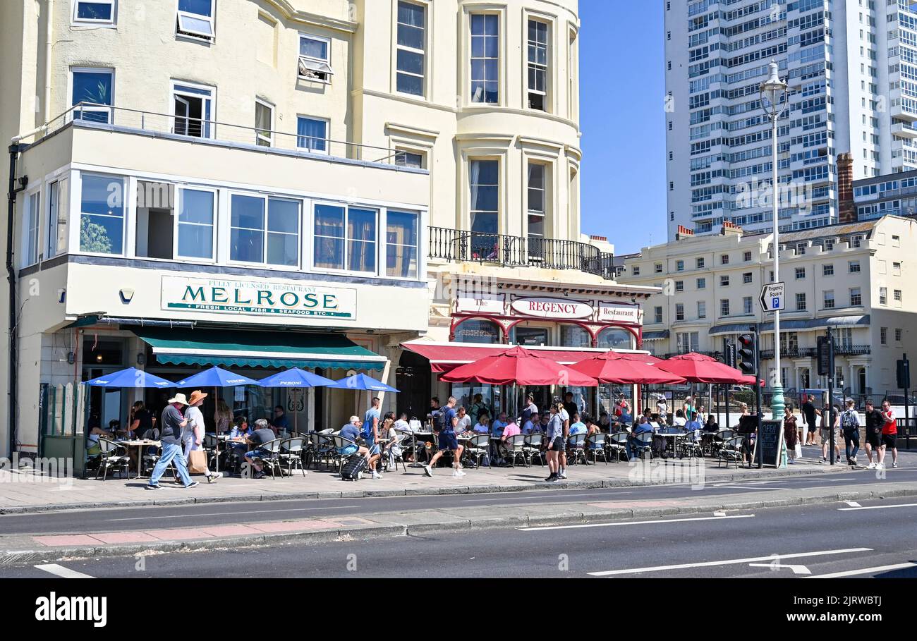 El restaurante Melrose and Regency Seafood está al lado del otro, en el paseo marítimo de Brighton, Reino Unido Foto de stock