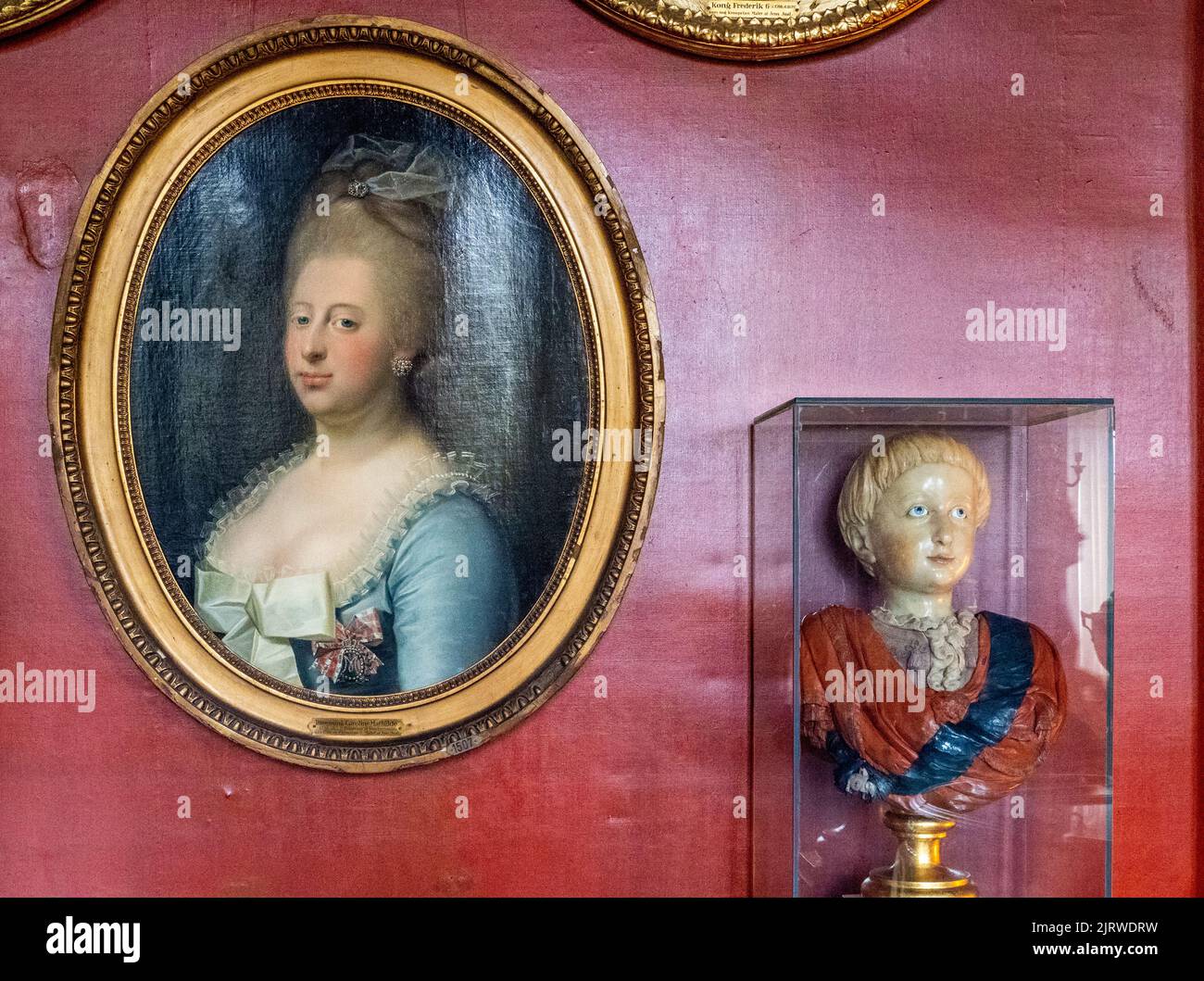 Retrato de la reina Caroline Mathilde de Dinamarca y Noruega junto a un busto de cera de su hijo Frederik VI en Rosenborg Slot Copenhague Dinamarca Foto de stock