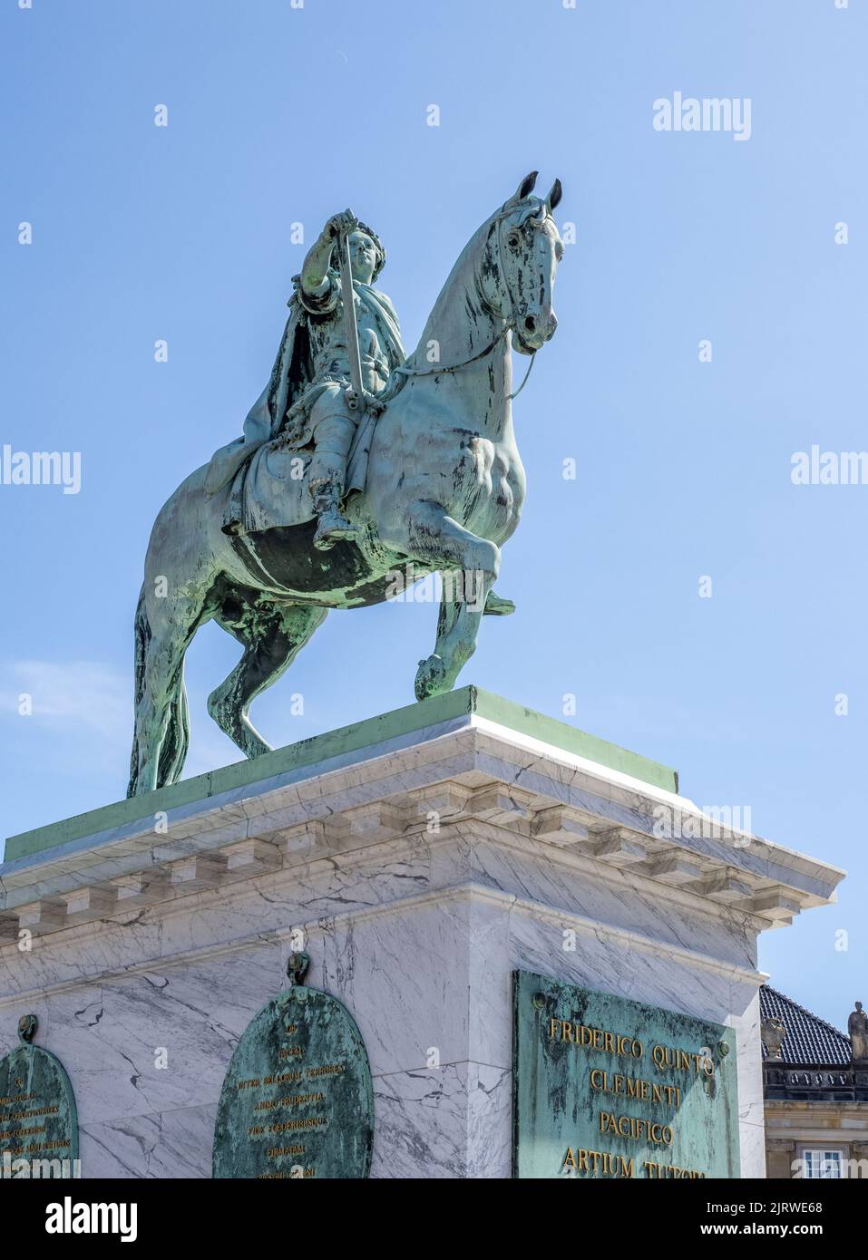 Estatua de Frederik V que domina la plaza de Amalienborg en Copenhague, Dinamarca Foto de stock