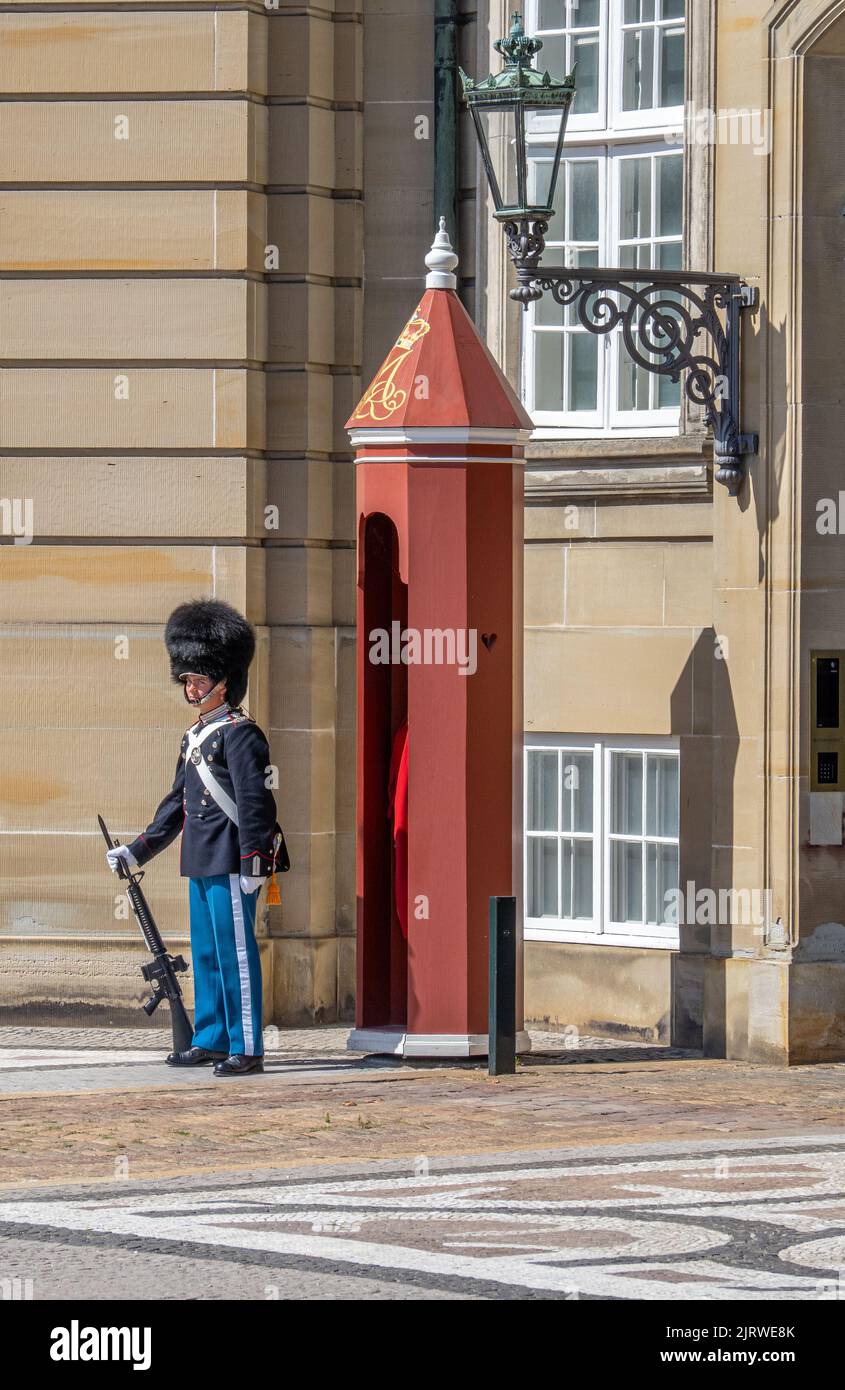 Guardia del palacio de servicio por su caja de centinela en el exterior de un Palacio Real en Amalienborg en Copenhague, Dinamarca Foto de stock