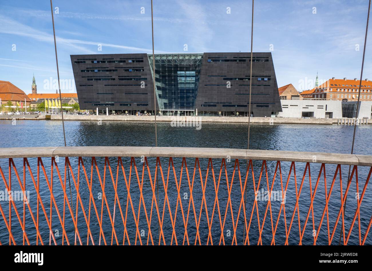 Moderna extensión de la Biblioteca Real Danesa cariñosamente conocida como Den Sorte Diamant el Diamante Negro en la costa de Copenhague, Dinamarca Foto de stock