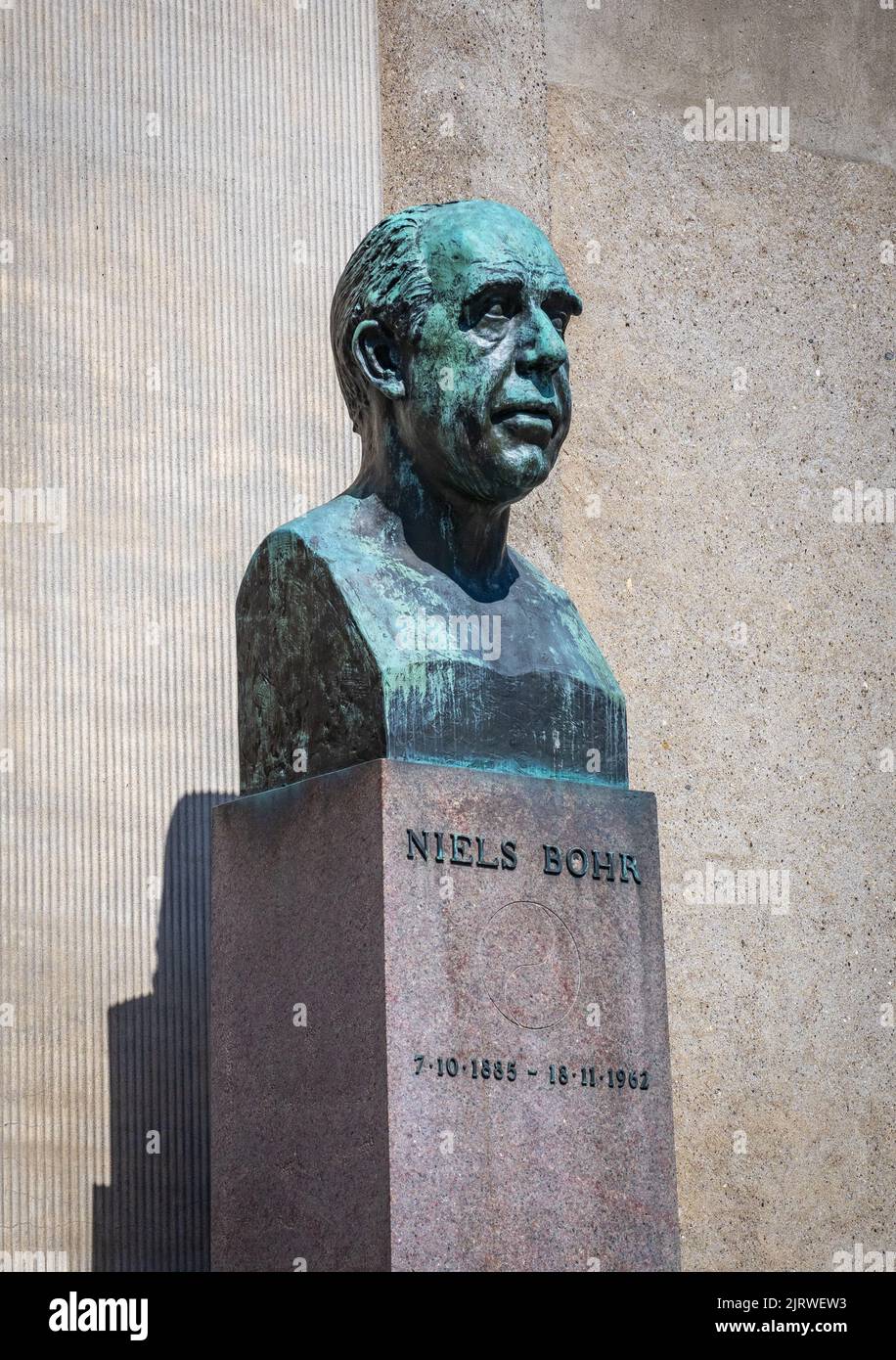 Busto de bronce del físico atómico y cuántico Neils Bohr en las afueras de la Universidad de Copenhague, Dinamarca Foto de stock