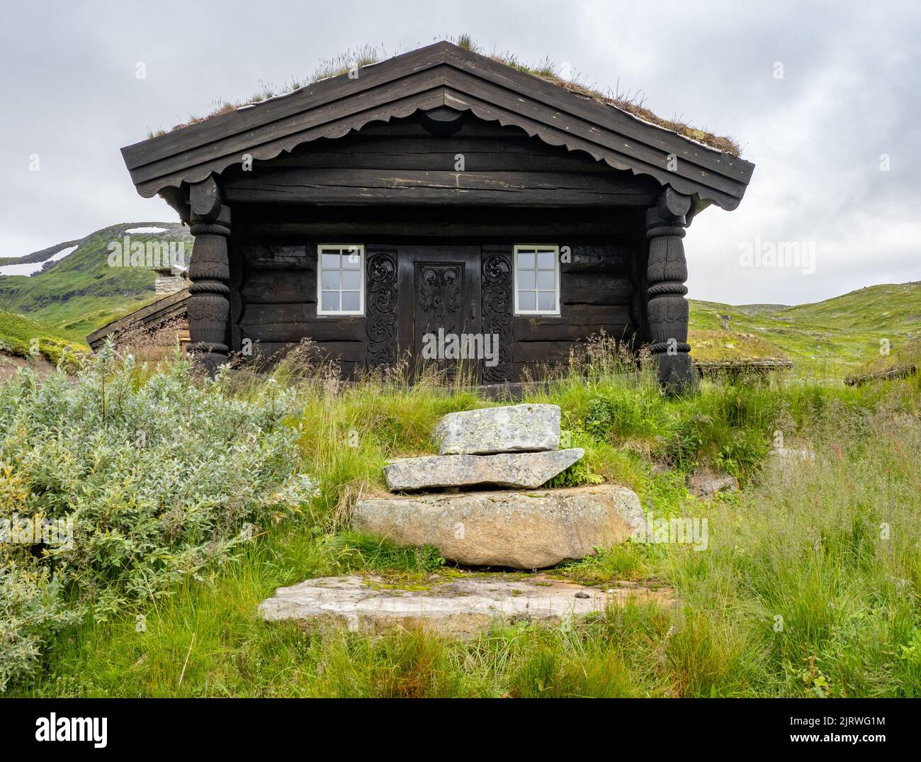 Antiguas cabañas de madera en el histórico pueblo de Eidsbugarden en la cabecera del lago Bygdin Noruega Foto de stock