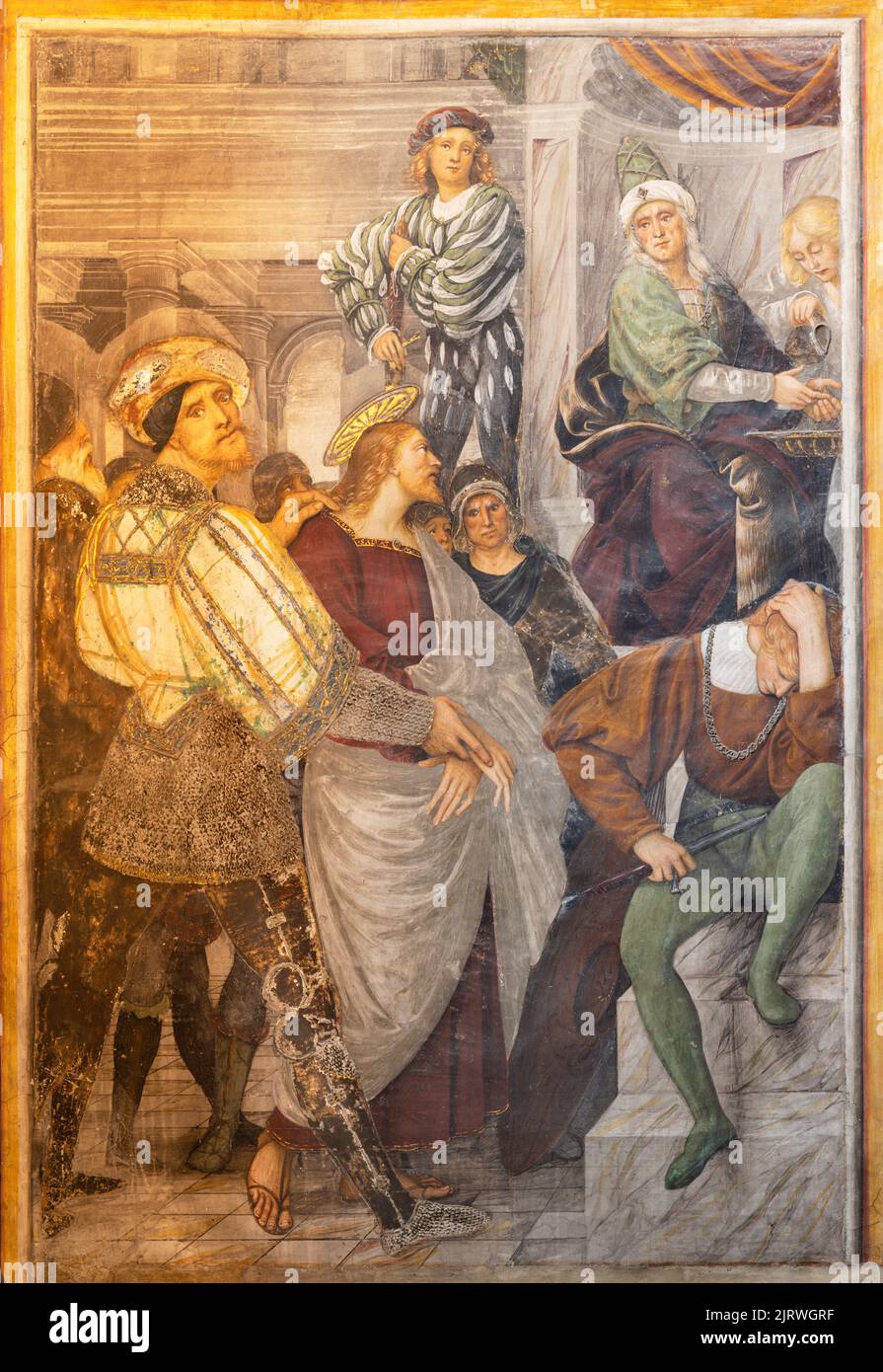 VARALLO, ITALIA - 17 DE JULIO de 2022: El fresco renacentista de Jesús antes de Pilato en Jerusalén en la iglesia Chiesa Santa Maria delle Grazie Foto de stock