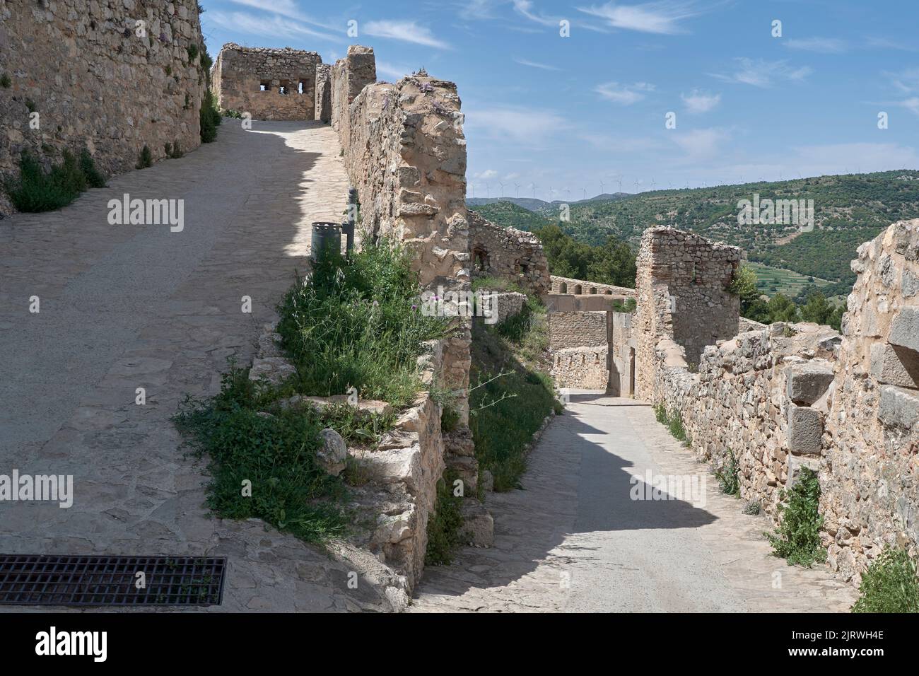 Antiguo castillo en ruinas en Morella, España Foto de stock