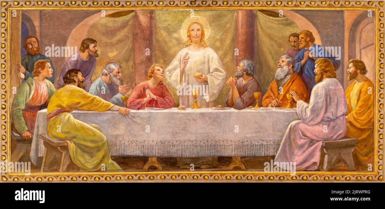 VARALLO, ITALIA - 17 DE JULIO de 2022: El fresco de la Última Cena en la iglesia Chiesa di sant Antonio por C. Secchi de 20. Foto de stock