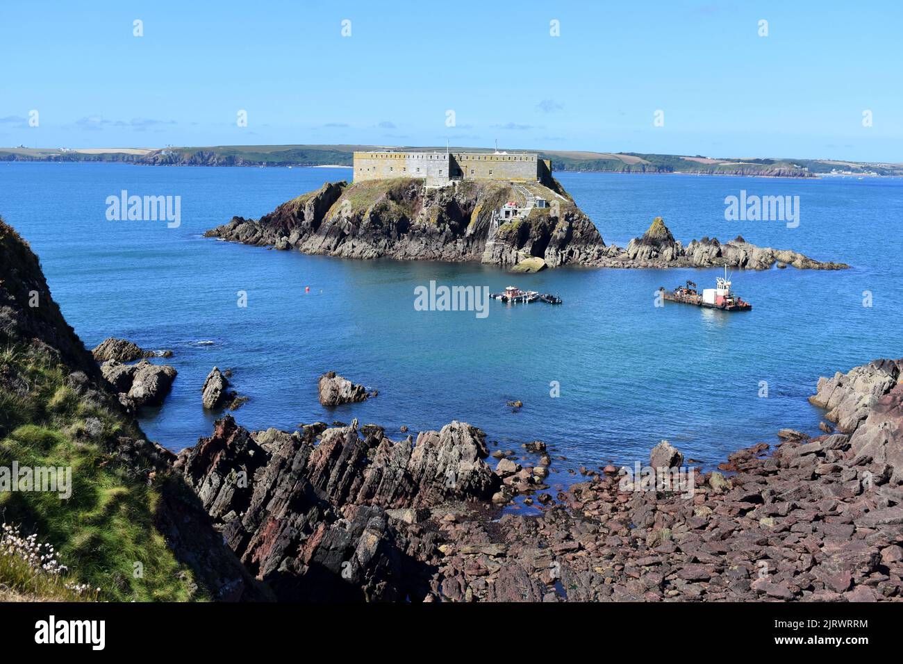 Isla Thorne y vista a través de Milford Haven Waterway, Angle, Pembrokeshire, Gales Foto de stock