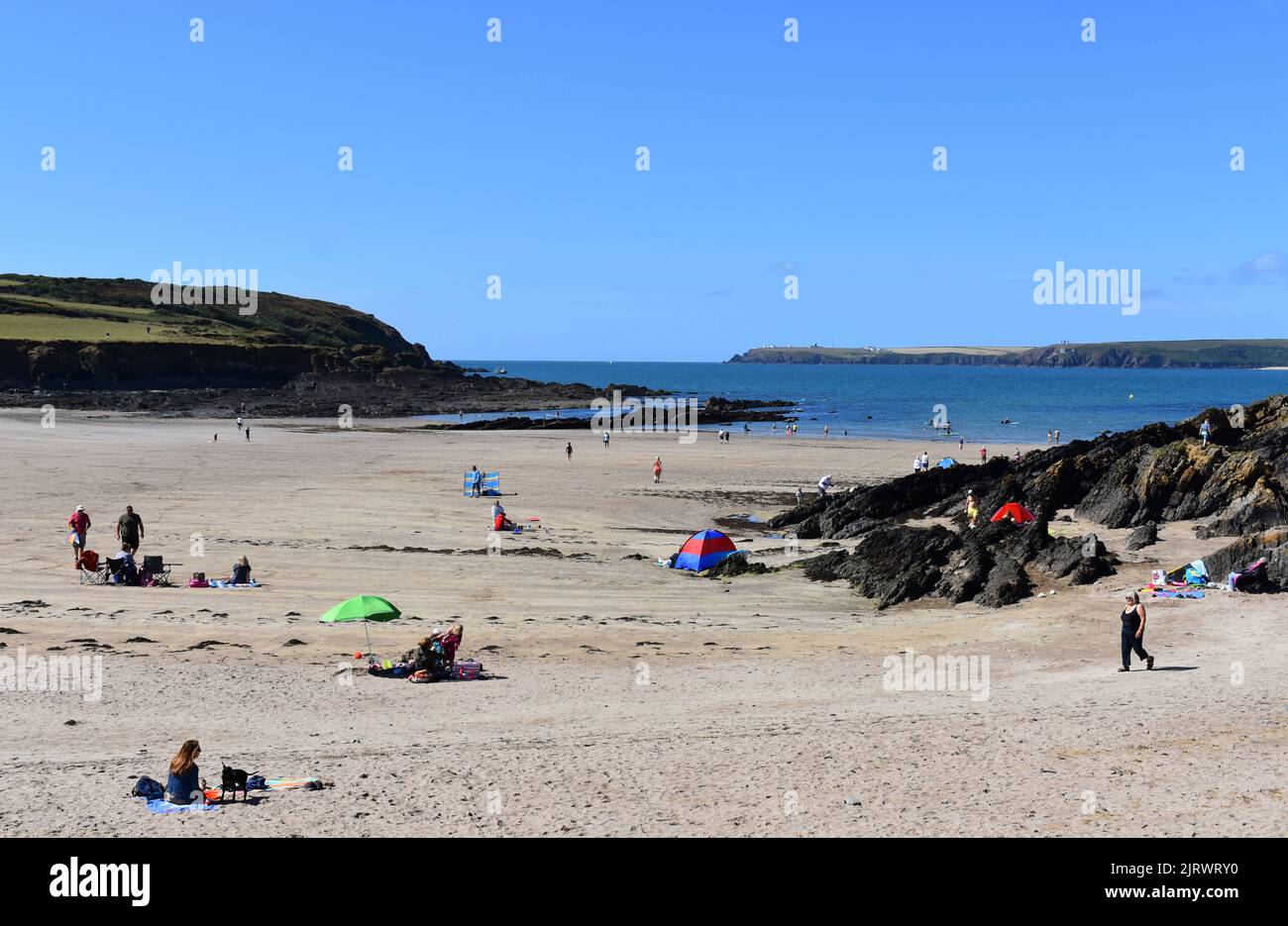 Turistas que disfrutan de West Angle Bay, Pembrokeshire, Gales Foto de stock