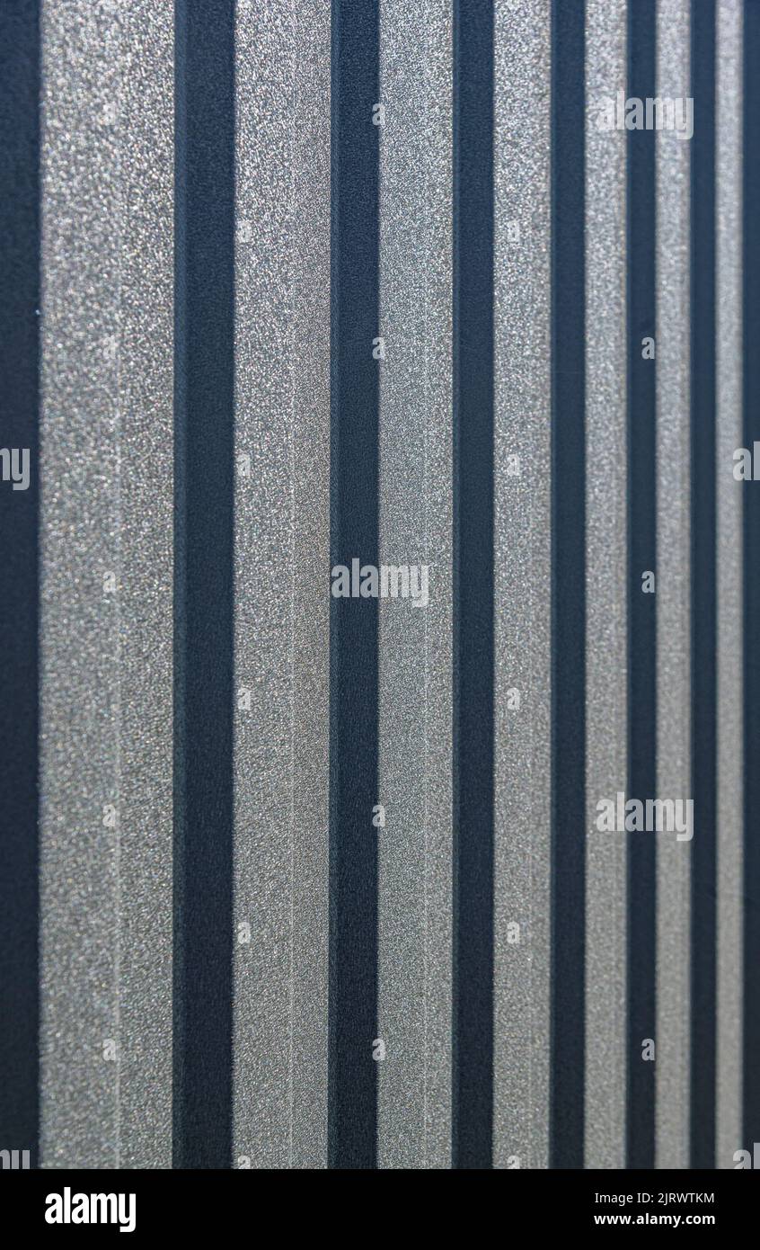 Chapa negra de hierro corrugado utilizada como fachada de un almacén o  fábrica. Textura de una fachada de aluminio de chapa metálica de zinc  corrugado sin costuras Fotografía de stock - Alamy