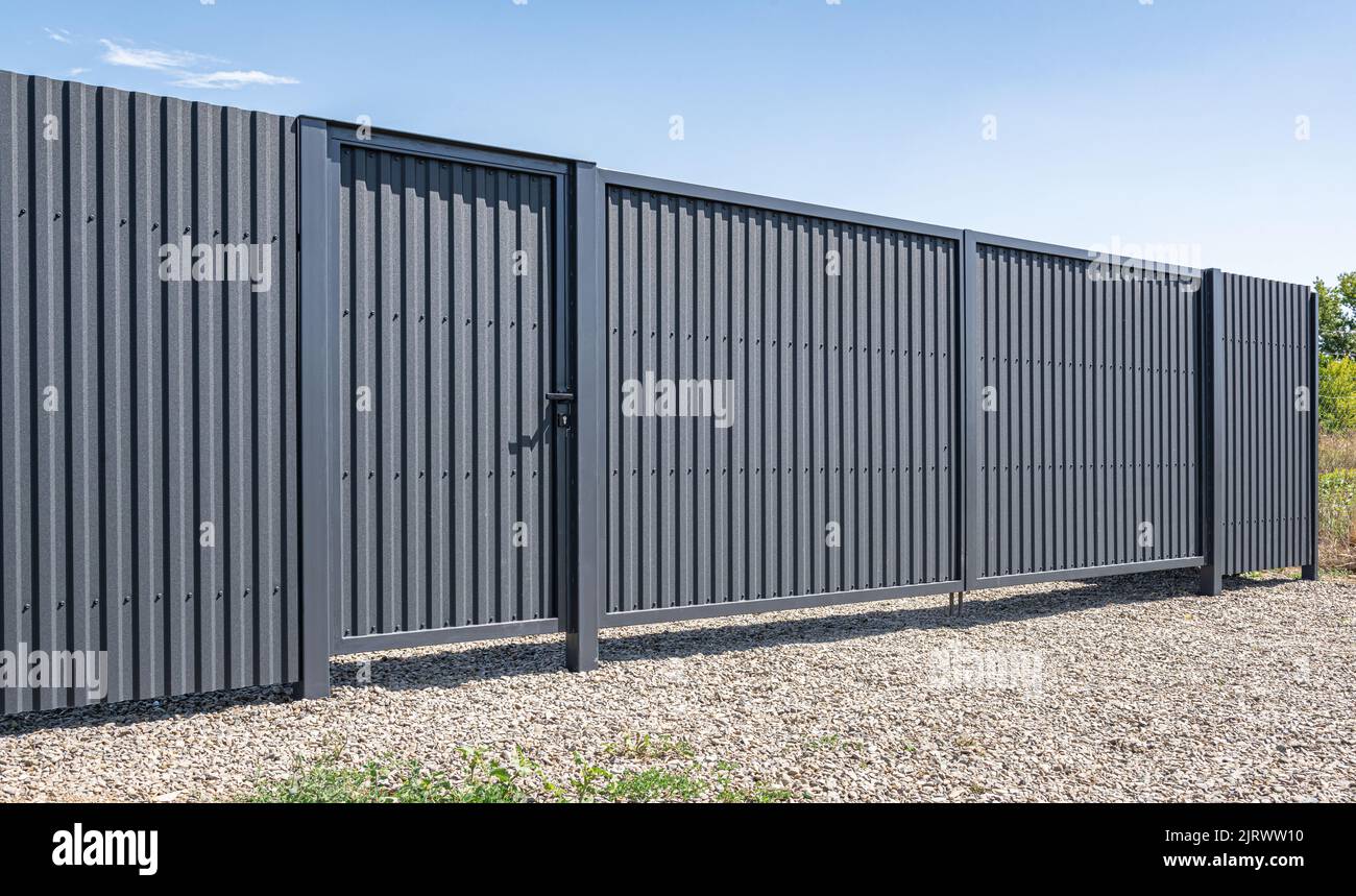 Puertas de hierro de una hoja perfilada Fotografía de stock Alamy