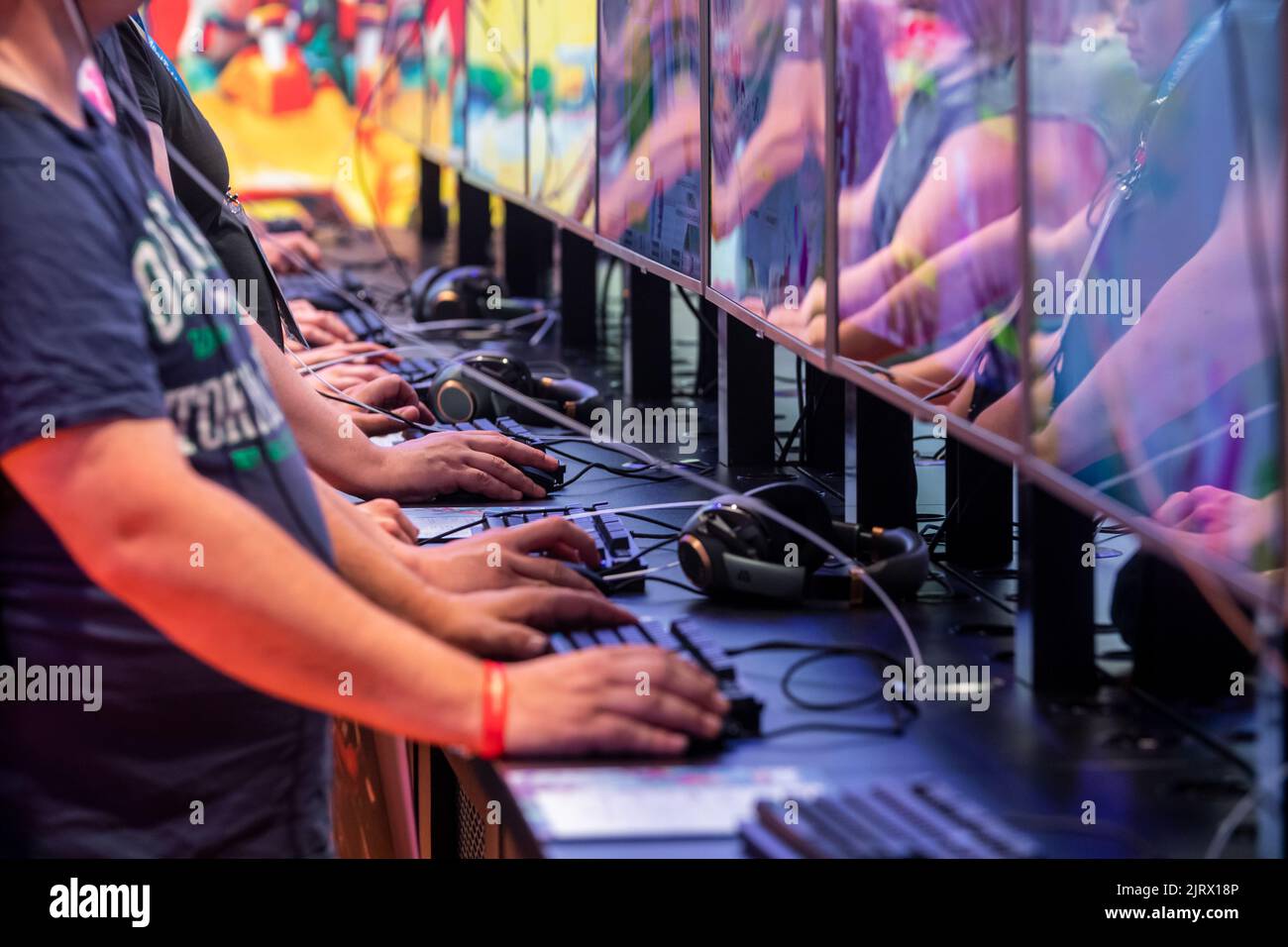 Colonia, Alemania. 24th de agosto de 2022. Gamescom 2022: Visitantes jugando Park Beyond, un juego de construcción de parques temáticos, desarrollado por Limbic Entertainmant, publicado por Bandai Namco Entertainment. Gamescom es la feria comercial más grande del mundo para videojuegos y ordenadores, en Koelnmesse en Colonia, Alemania. Crédito: Christian Lademann / LademannMedia Foto de stock