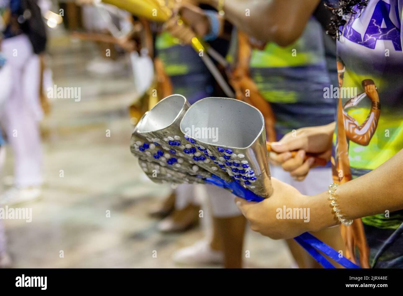 Componentes de la Escuela de Samba portela tocando el instrumento agogô