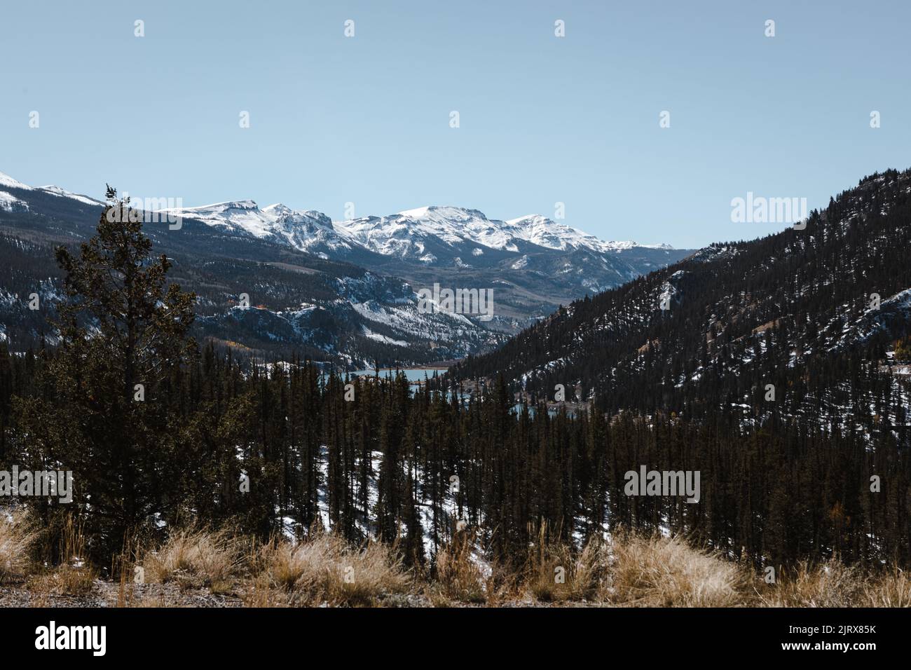 Un hermoso paisaje de montañas nevadas en Colorado Foto de stock
