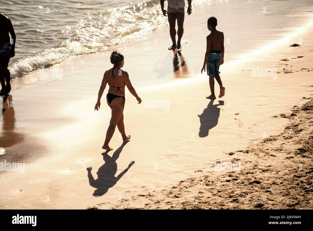 Una vista de la gente en la playa Paciencia en Salvador divirtiéndose y tomando el sol Foto de stock