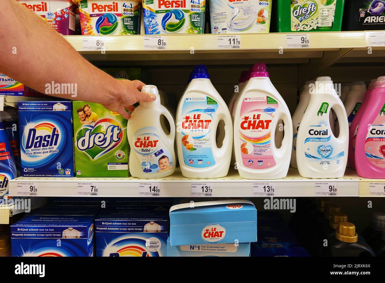 Comprar detergente en un supermercado Foto de stock