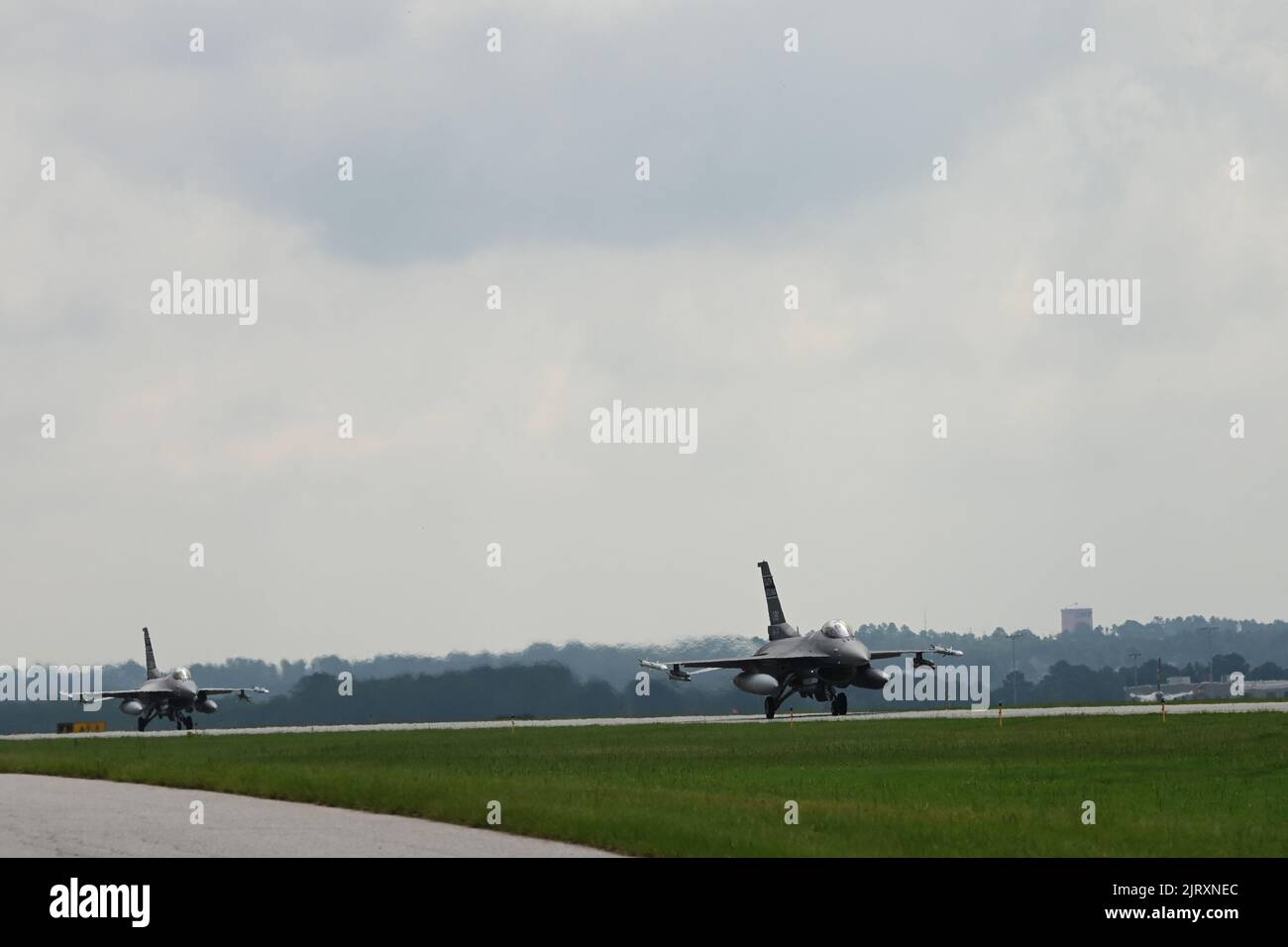 Fuerza Aérea de los EE.UU. F-16 Fighter Jet, asignado a la 169th ª Ala de combate de la Base Conjunta de la Guardia Nacional McEntire, Carolina del Sur, taxis después de un vuelo de entrenamiento de rutina en el Aeropuerto Metropolitano de Columbia, Carolina del Sur, 24 de agosto de 2022. El 169th Fighter Wing está volando temporalmente fuera del Aeropuerto Metropolitano de Columbia mientras que la pista de aterrizaje de la Base Conjunta de la Guardia Nacional McEntire se encuentra en construcción. (EE. UU Foto de la Guardia Nacional Aérea por Airman 1st Clase Danielle Dawson) Foto de stock