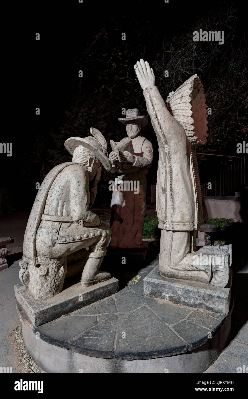 Monumento a las Tres Culturas por la Noche, El Santuario de Chimayo, Nuevo México, Estados Unidos Foto de stock