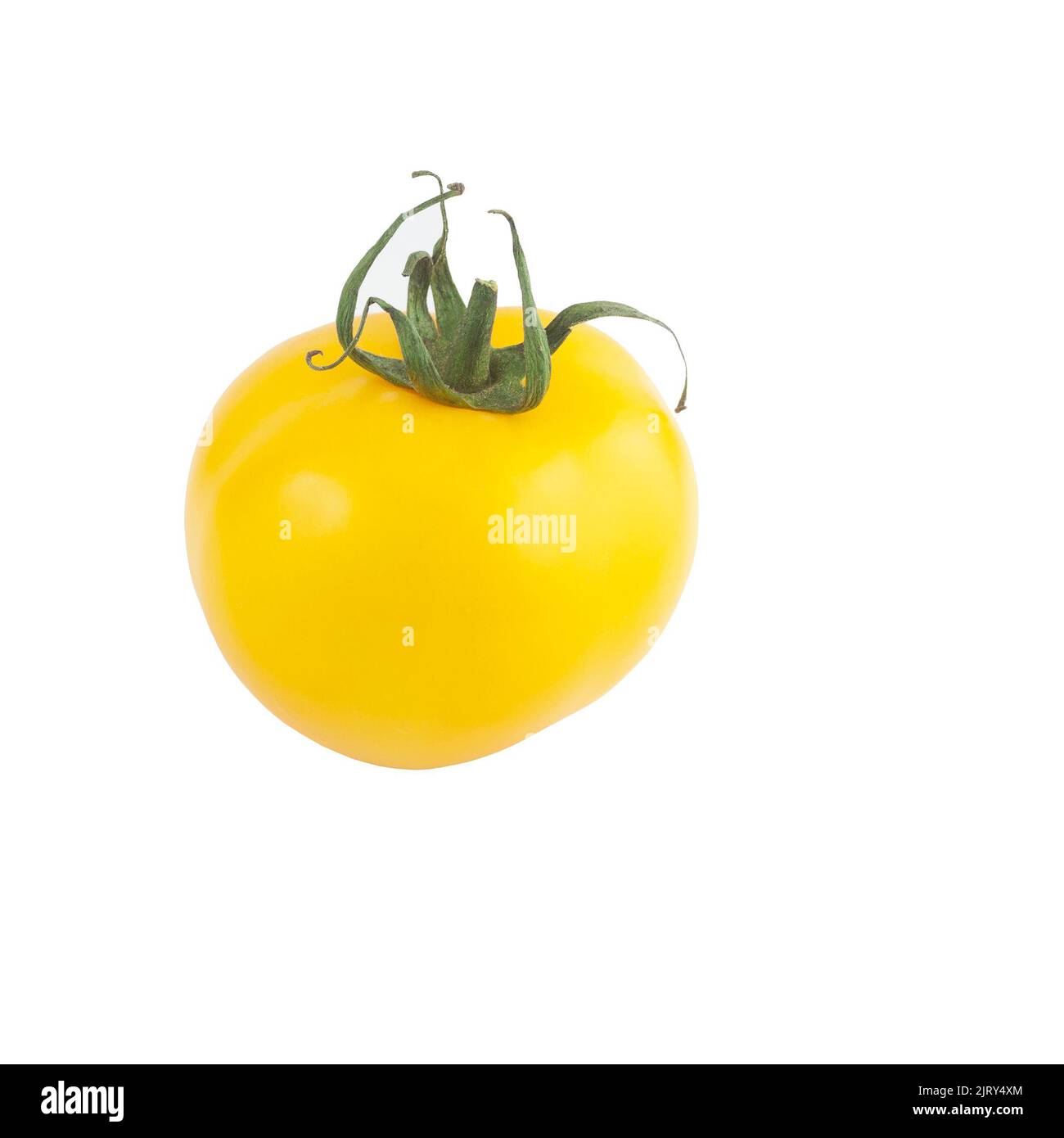 Un tomate amarillo orgánico fresco cortado sobre un fondo blanco. Foto de stock