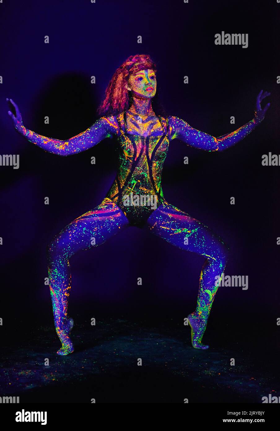 Vibrant coloured body paint fotografías e imágenes de alta resolución -  Alamy