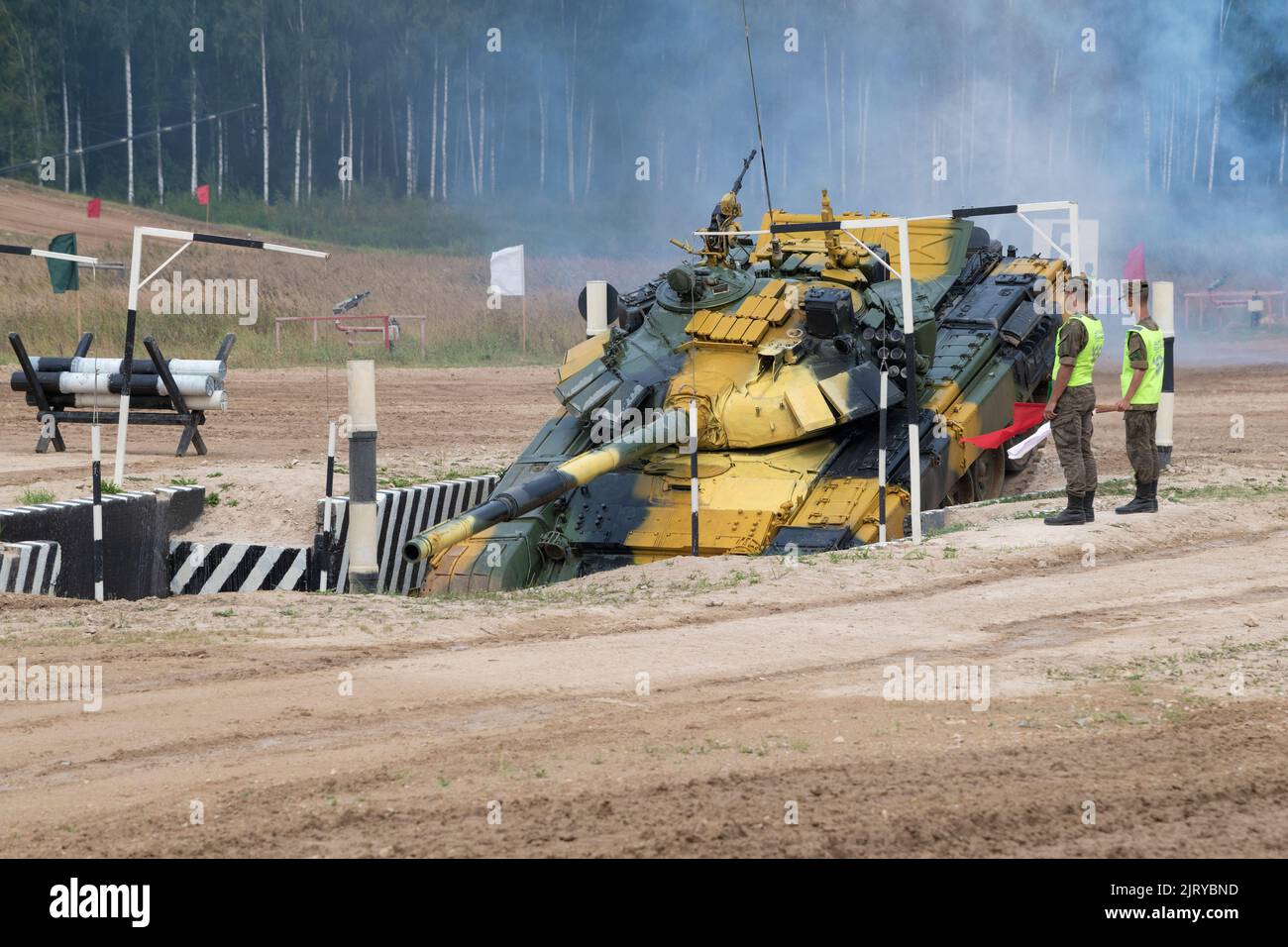 ALABINO, RUSIA - 19 DE AGOSTO de 2022: El tanque T-72B3 del equipo tayiko supera el obstáculo de la 'Ditch'. Biatlón Tank, Juegos Militares Internacionales Foto de stock