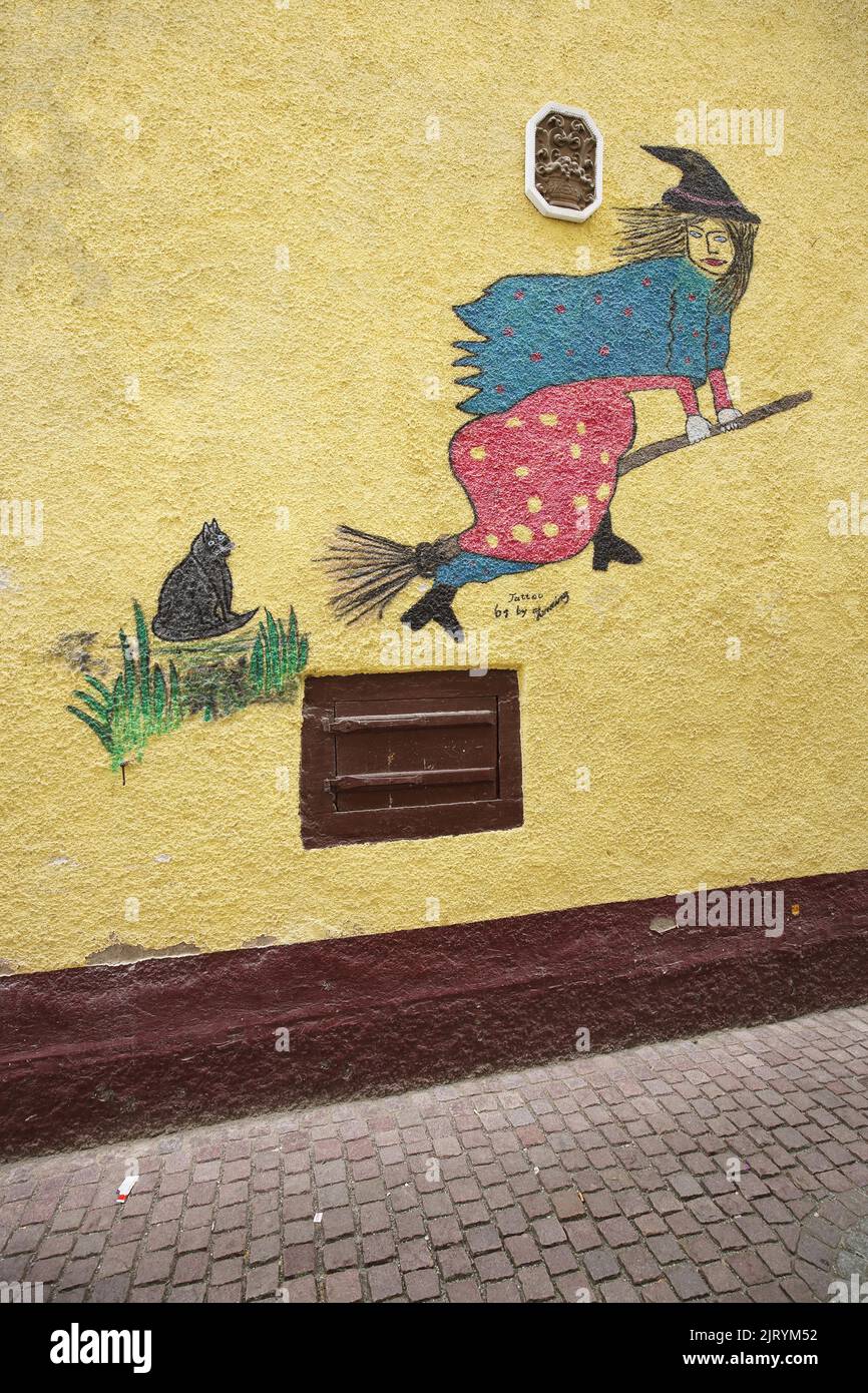 Mural en una pared de la casa con bruja voladora en la escoba de brujas en Villingen, Villingen-Schwenningen, Selva Negra del Sur, Selva Negra Foto de stock