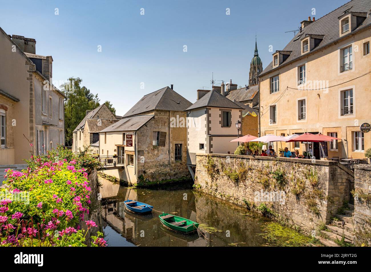El centro de la ciudad vieja a lo largo del río Aure de Bayeux, Francia Foto de stock