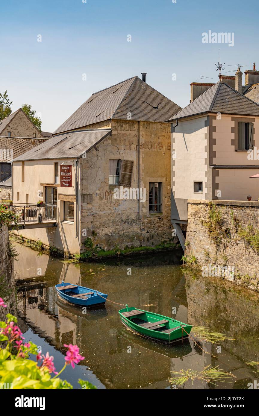 El centro de la ciudad vieja a lo largo del río Aure de Bayeux, Francia Foto de stock