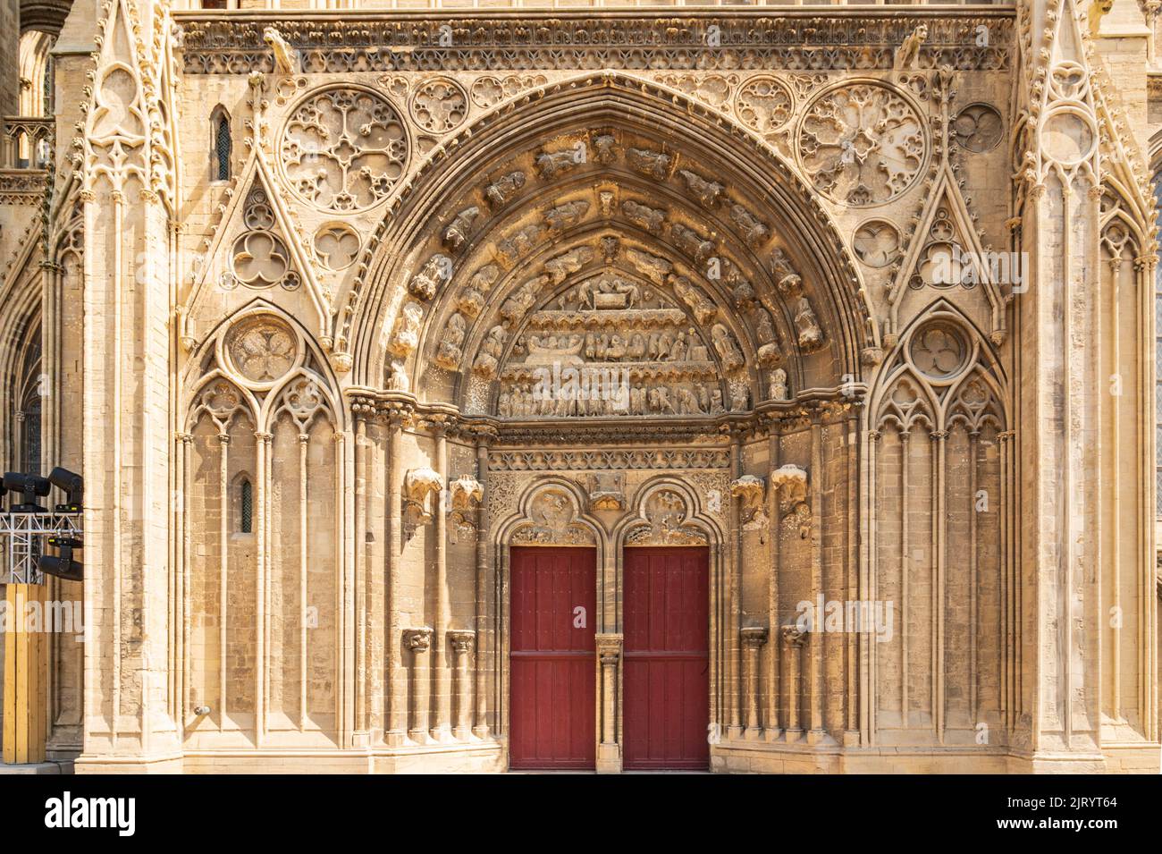La puerta de entrada lateral de la catedral de Bayeux, Francia Foto de stock
