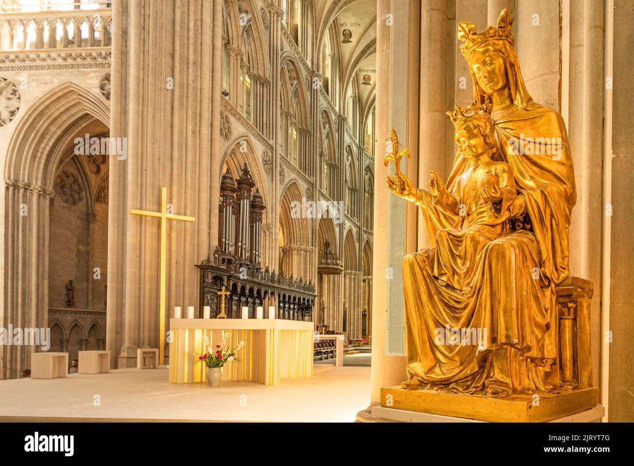Virgen maría con un niño en el interior de la catedral de Bayeux, Francia Foto de stock