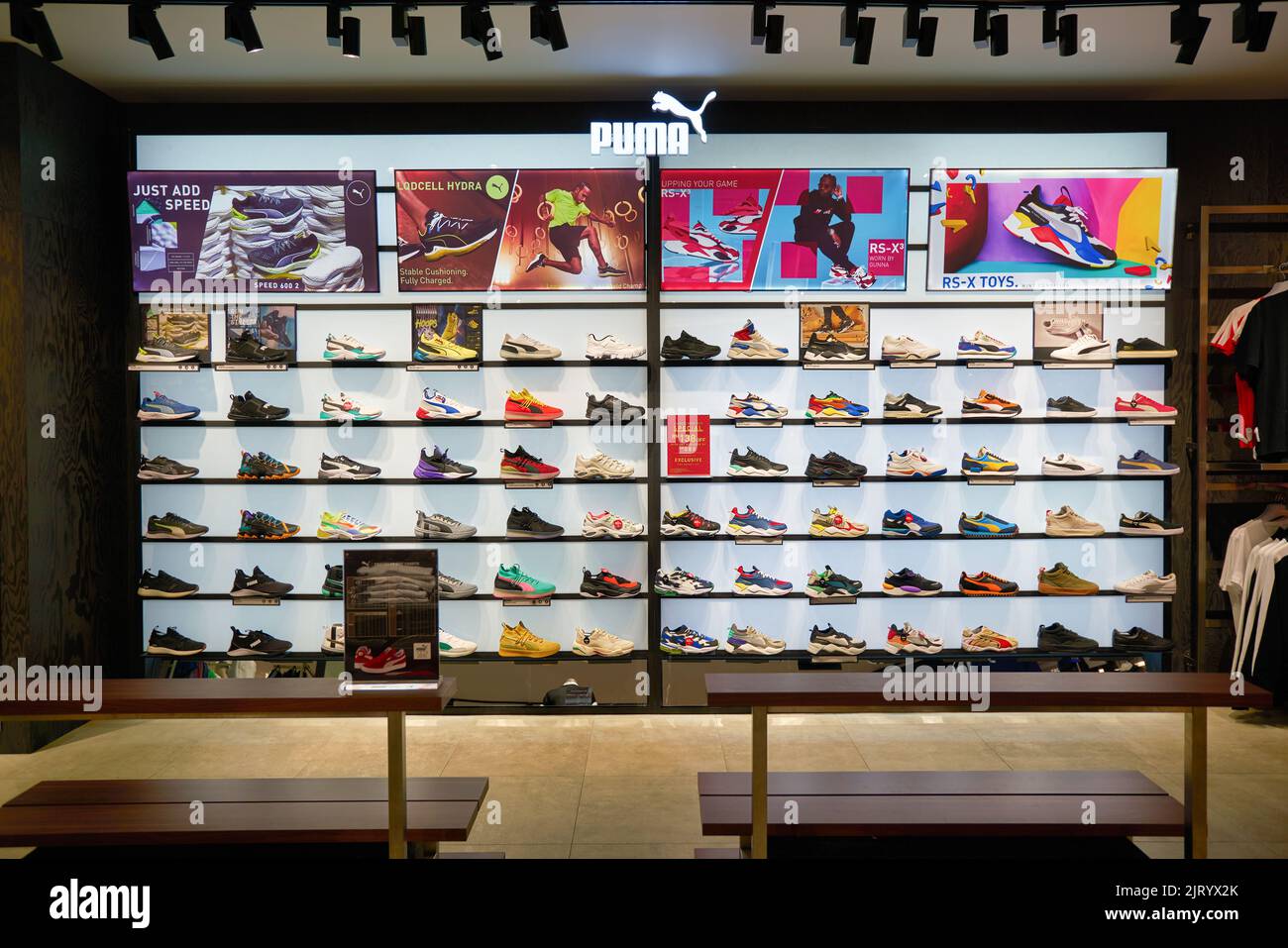 Puma shoes in outlet e imágenes de alta resolución - Alamy