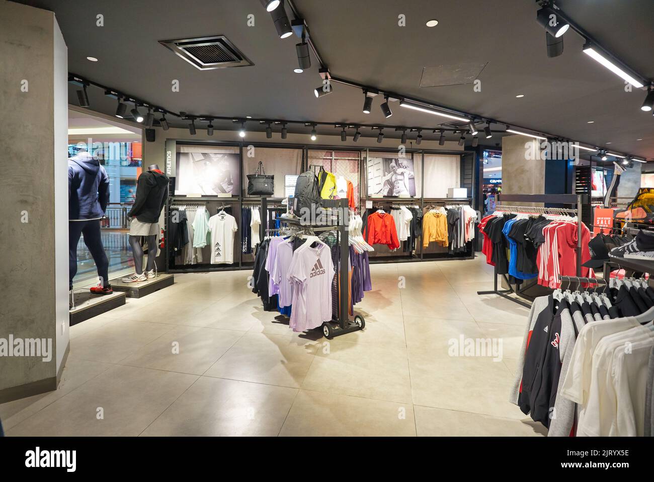 KUALA LUMPUR, MALASIA - HACIA ENERO de 2020: Imagen interior de la tienda  Adidas en el centro comercial Suria KLCC en Kuala Lumpur Fotografía de  stock - Alamy