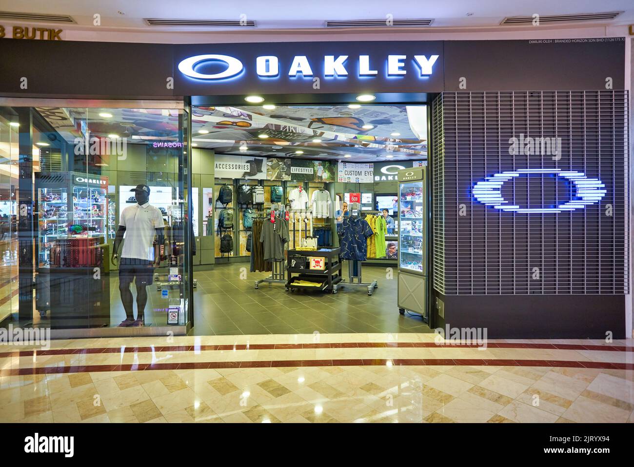 Oakley logo fotografías e imágenes de alta resolución - Alamy