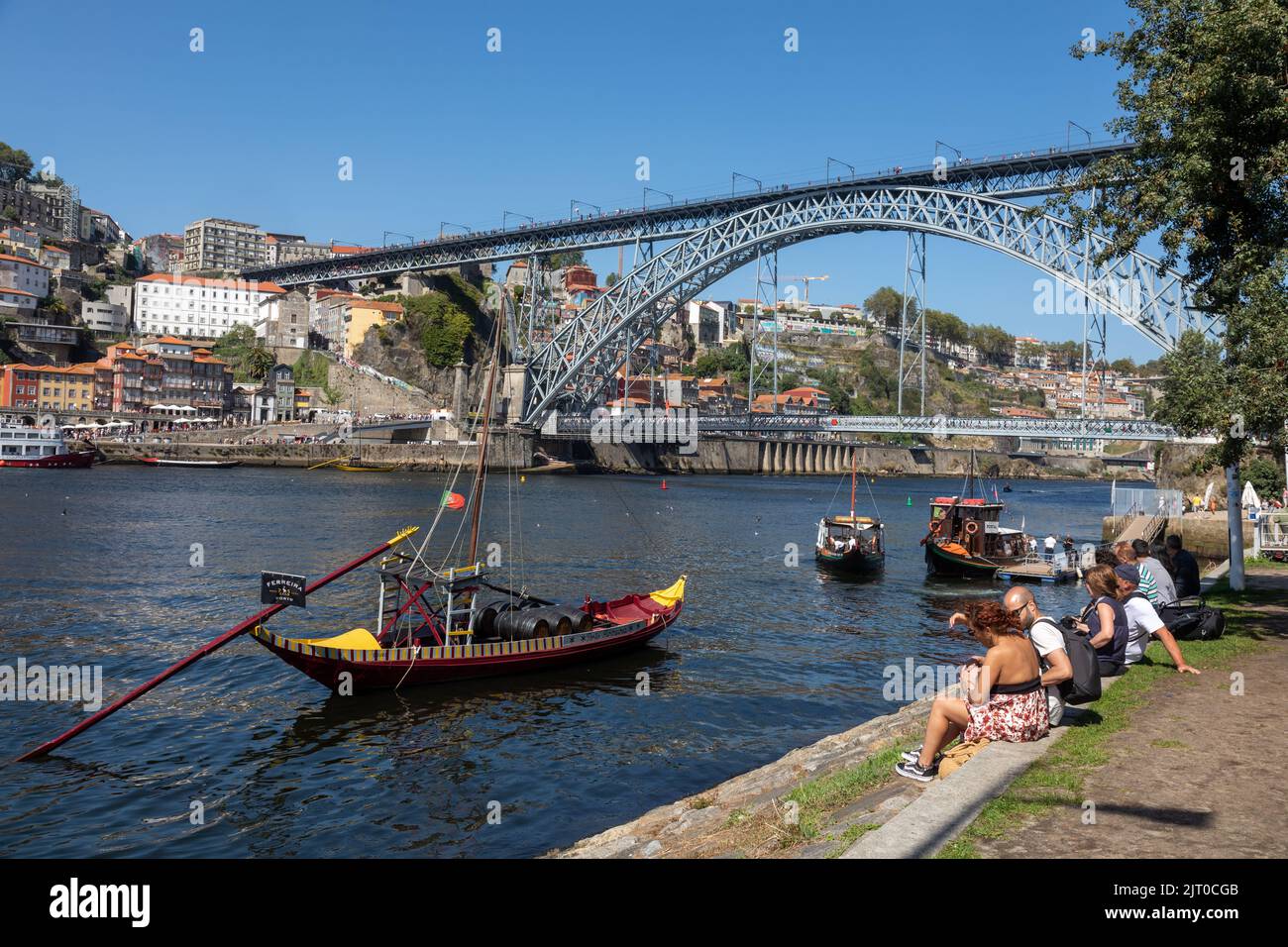 Barcos tradicionales en el río Duero en el puerto de Oporto Foto de stock
