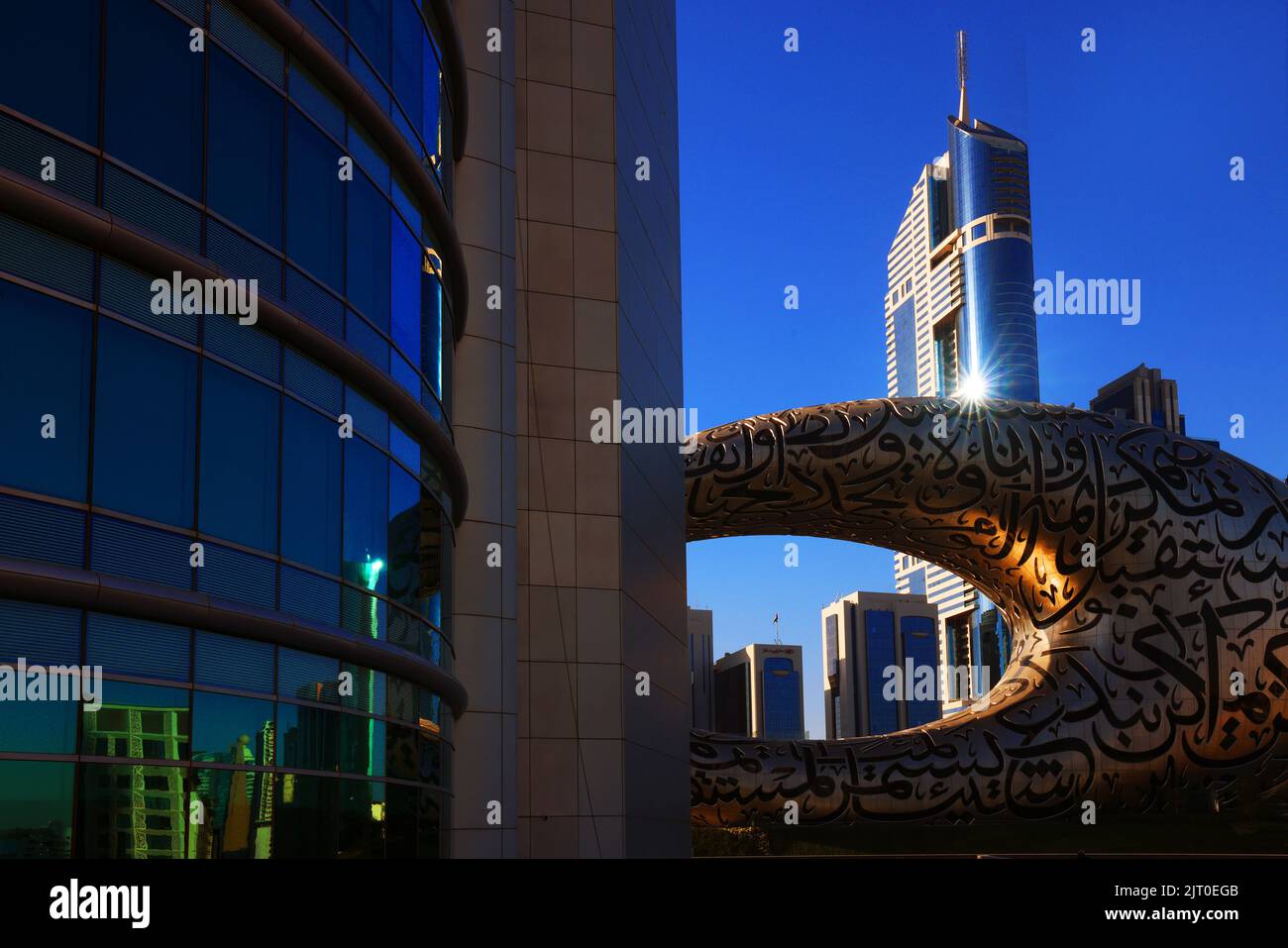 Museo de Dubai, Centro, moderne Architektur, Zukunft, Atemberaubende Aussicht auf die Skyline von Dubai mit dem Museum der Zukunft für die Expo Foto de stock