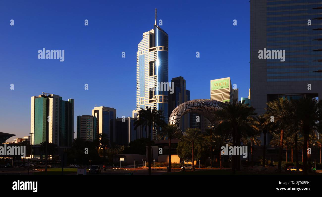 Museo de Dubai, Centro, moderne Architektur, Zukunft, Atemberaubende Aussicht auf die Skyline von Dubai mit dem Museum der Zukunft für die Expo Foto de stock
