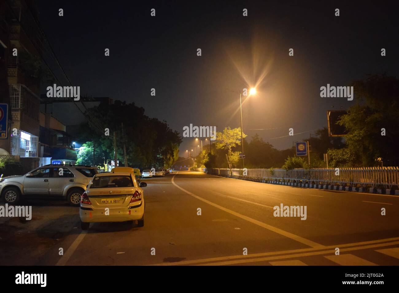 Vista nocturna de una calle vacía en Nueva delhi, India. Foto de stock