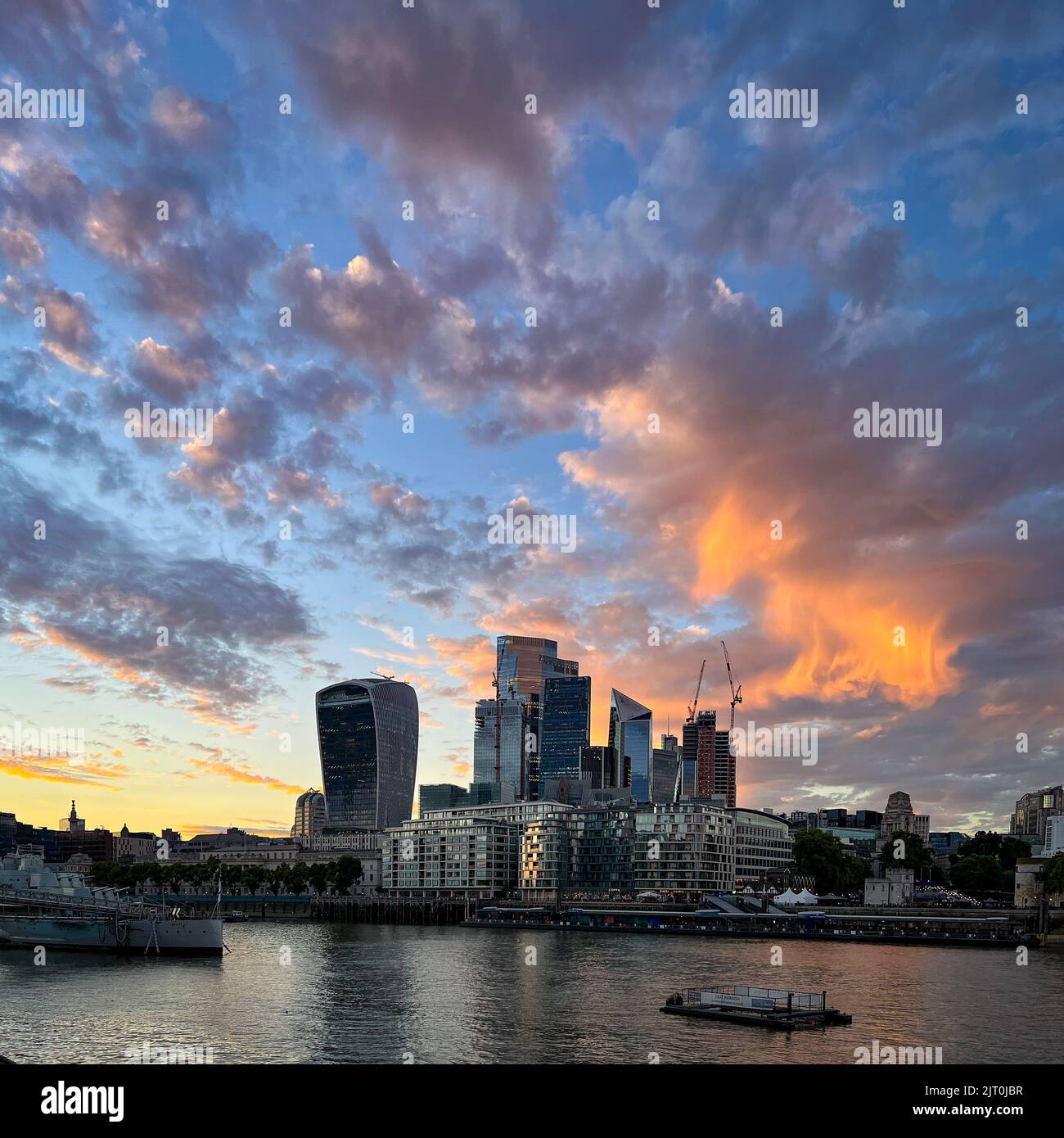 Puesta de sol sobre la ciudad de Londres y el río Támesis Foto de stock