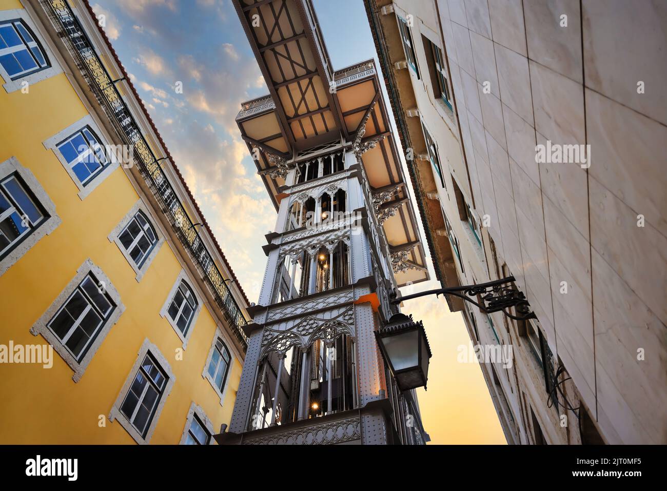 Ascensor de Santa Justa, Elevador de Santa Justa en Lisboa, Portugal. Famoso ascensor, también llamado Ascensor Carmo, que conecta Baixa con la Plaza Carmo. Foto de stock