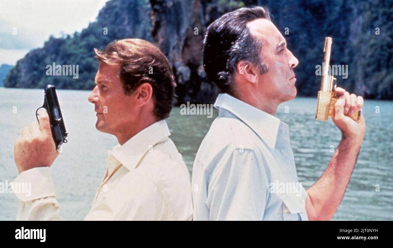 EL HOMBRE CON TH4 GOLDEN GUN 1974 United Artists filme con Roger Moore atleft como James Bond y Christopher Lee Scaramanga Foto de stock