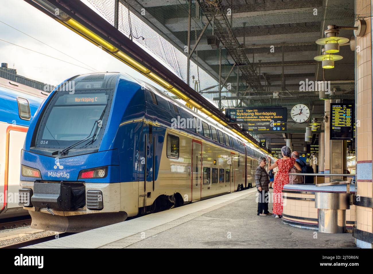 Tren en la plataforma, estación central de Estocolmo, Suecia Foto de stock
