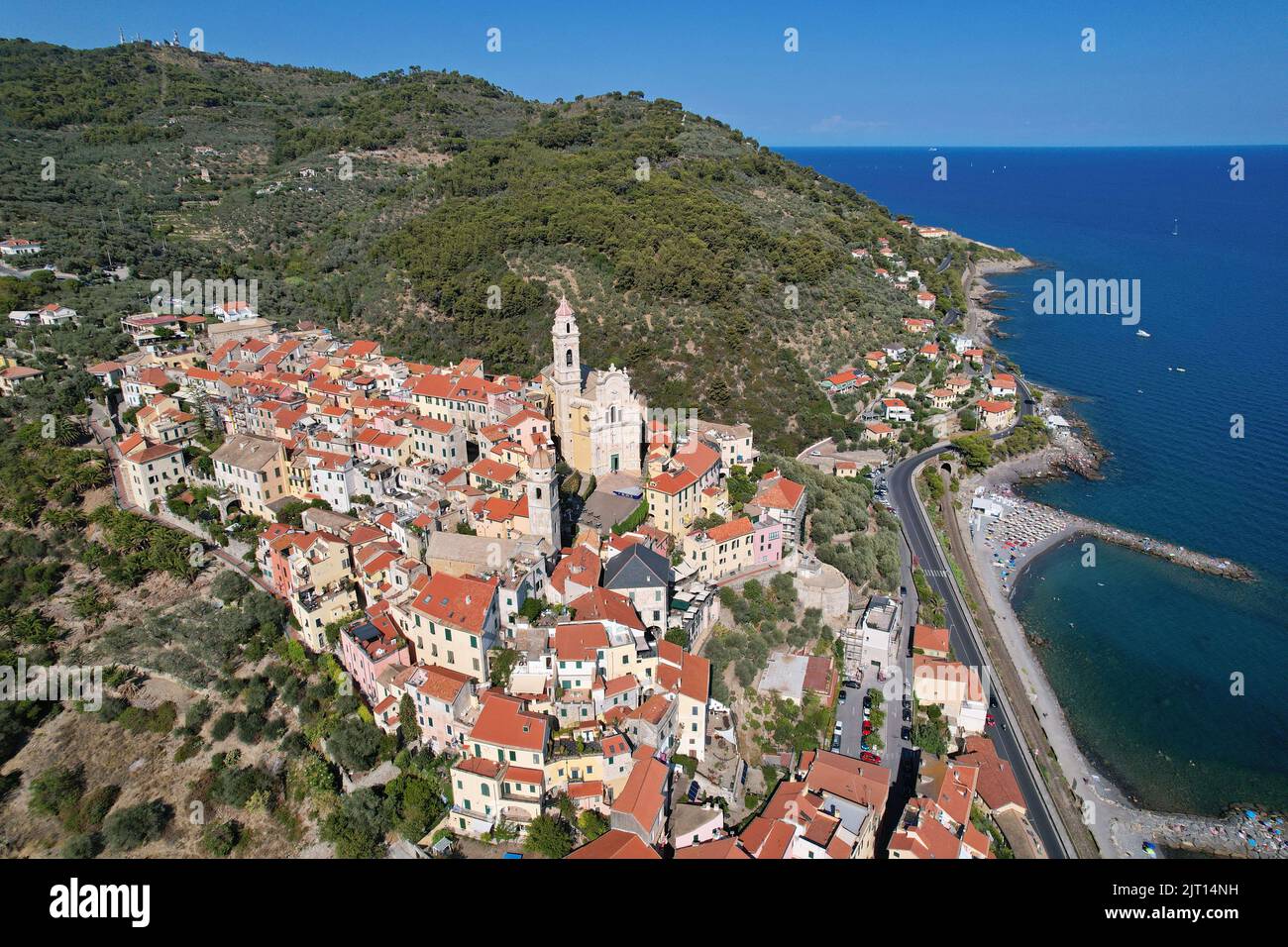 Vista aérea del pueblo de Cervo en la Riviera italiana en la provincia de Imperia, Liguria, Italia. Foto de stock