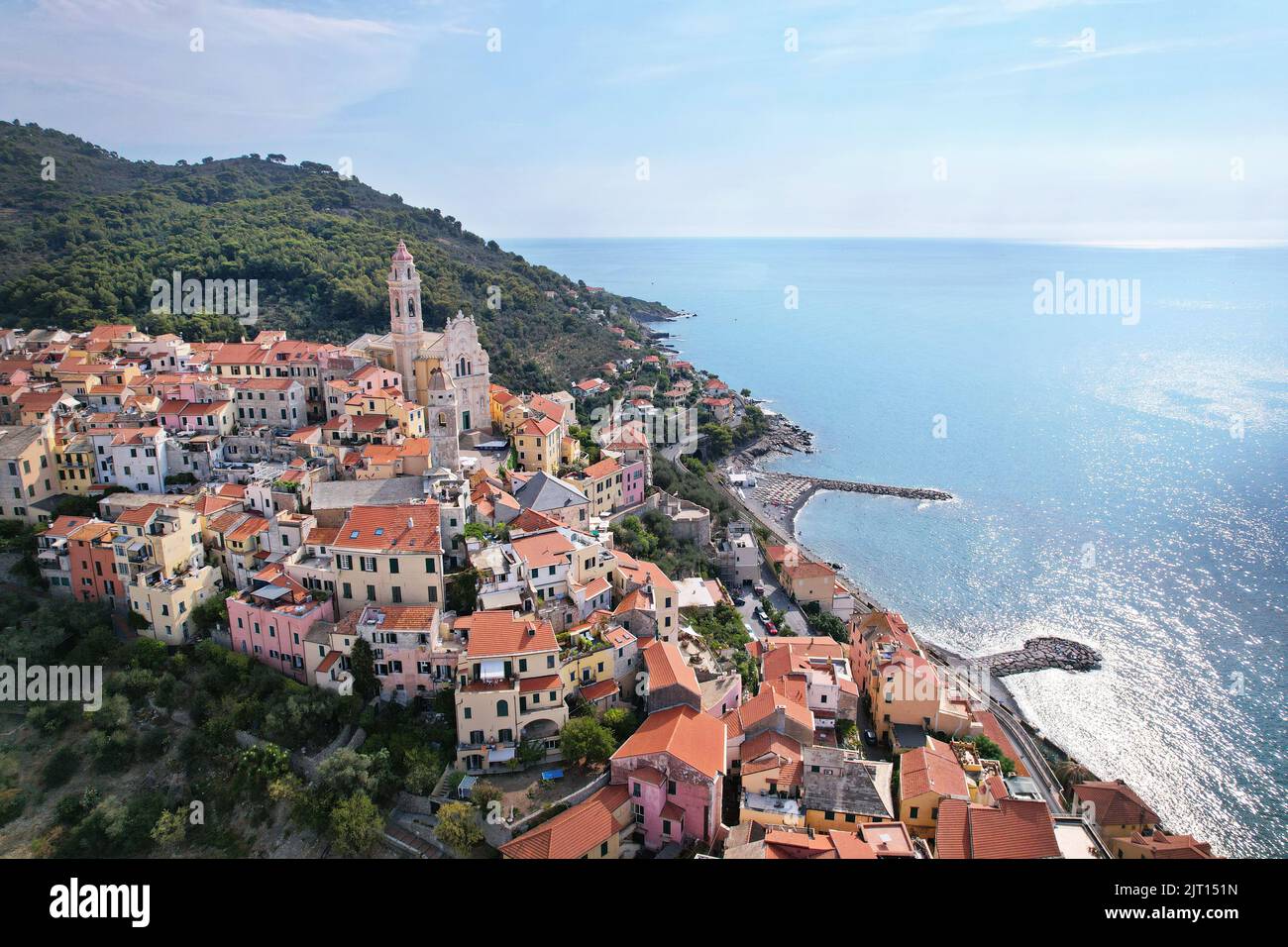 Vista aérea del pueblo de Cervo en la Riviera italiana en la provincia de Imperia, Liguria, Italia. Foto de stock