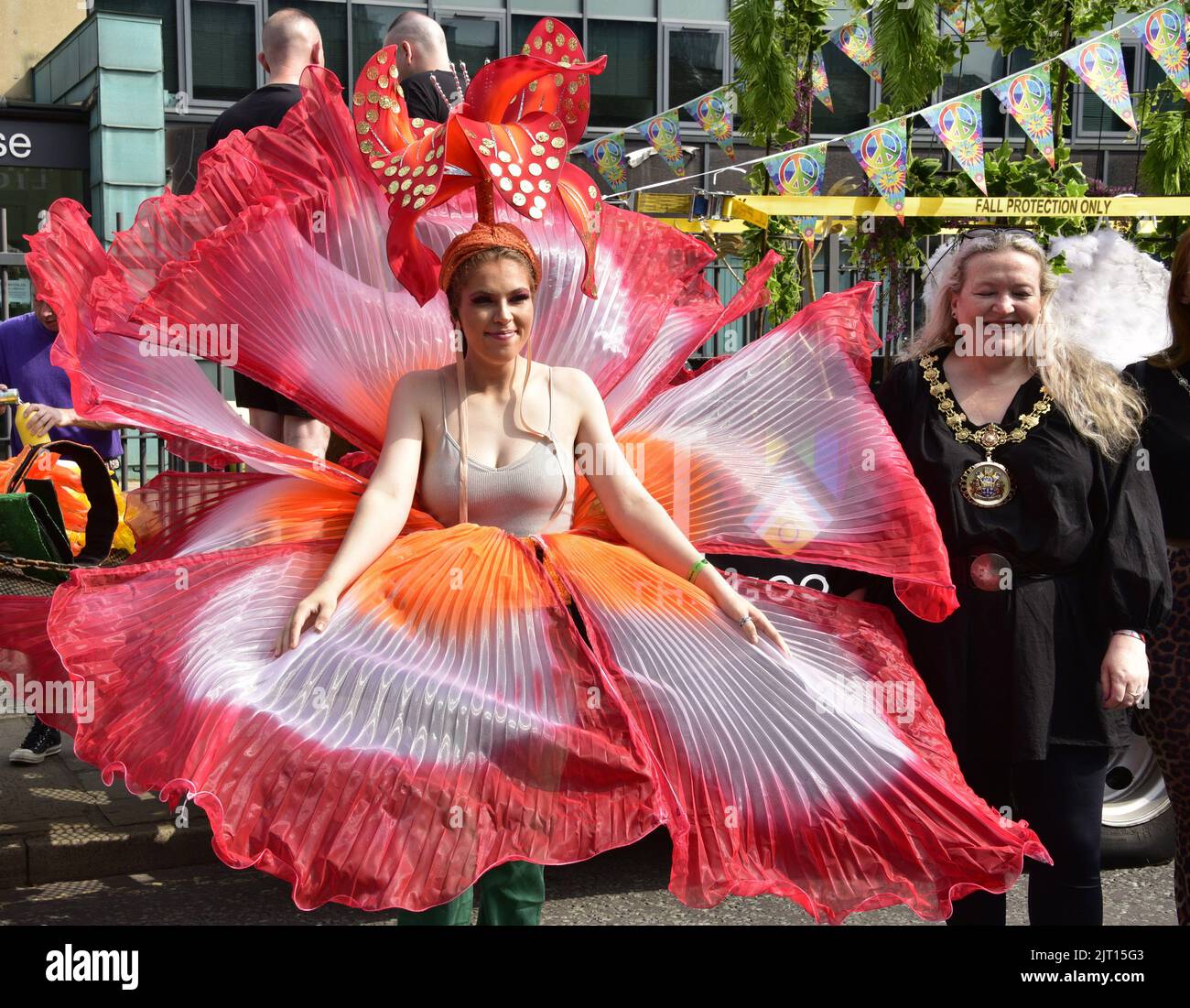 Manchester, Reino Unido. 27th de agosto de 2022. (Derecha) Consejera Ann-Marie Humphreys, alcaldesa ceremonial de la ciudad de Salford de 2022 a 2023. Los participantes se preparan para participar en el desfile LGBTQ+ Pride Parade, en el centro de Manchester, Reino Unido, mientras LGBTQ+ Pride continúa durante el fin de semana festivo del 26th al 29th de agosto. Los organizadores dicen: 'Manchester Pride es una de las principales organizaciones benéficas LGBTQ+ del Reino Unido. Nuestra visión es un mundo donde las personas LGBTQ+ son libres de vivir y amar sin prejuicio. Somos parte de un movimiento mundial del Orgullo que celebra la igualdad LGBTQ+ y desafía la discriminación.' Crédito: Terry Waller/Alamy Live Foto de stock